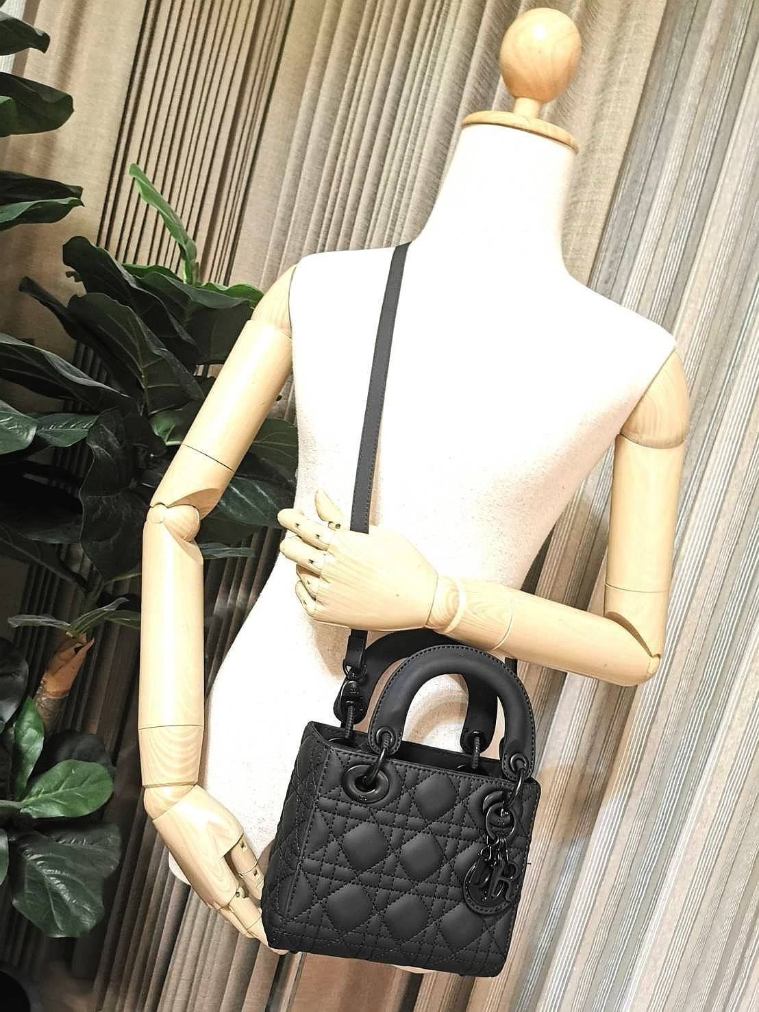 CHRISTIAN DIOR MINI BAG VIP GIFT WITH PURCHASE พรีเมี่ยมกิ้ฟรุ่น Limited สวยหรูดูดีอลังการเซตสุดคุ้มได้ทั้งกระเป๋าสะพายหนัง Calfskin + กระเป๋าสตางค์สั้น + Dior Gold Star ครบชุด ไอเท็มใหม่ล่าสุดน่าใช้น่าสะสม สินค้ามาพร้อมกล่องแบรนด์ จะซื้อใช้เองหรือมอบเป็น