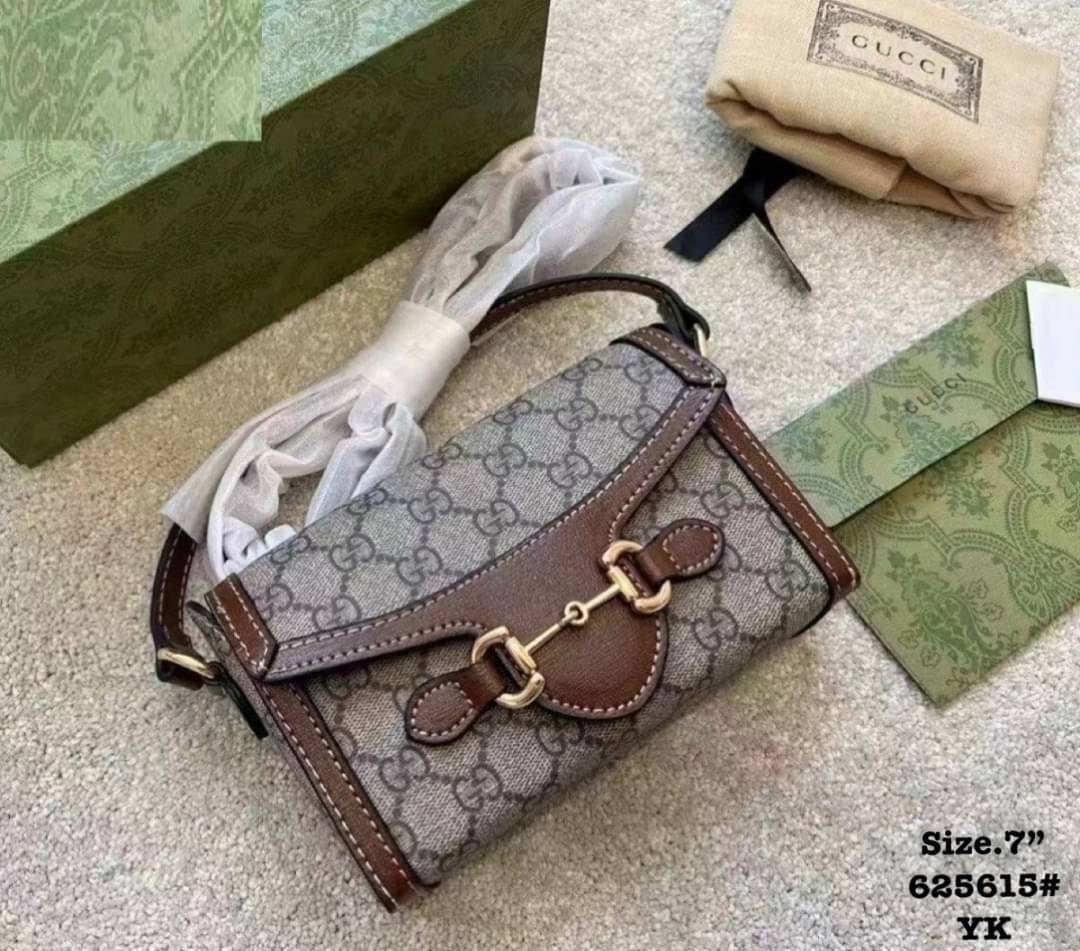 Gucci Horsebit 1955 Mini Bag / GC crossbody horizon mini bag กระเป๋าสะพายข้างขนาดกำลังดี สวยอยู่ทรง วัสดุหนังแคนวาสทนทาน แฝงความหรู เปิด-ปิดฝาสอดพร้อมแม่เหล็กในตัว ภายในเป็นช่องโล่ง ใส่โทรศัพท์ได้ทุกรุ่น พกแทนกระเป๋าสตางค์ ใส่บัตร ใส่ธนบัตรพกง่ายๆก็ได้ สา