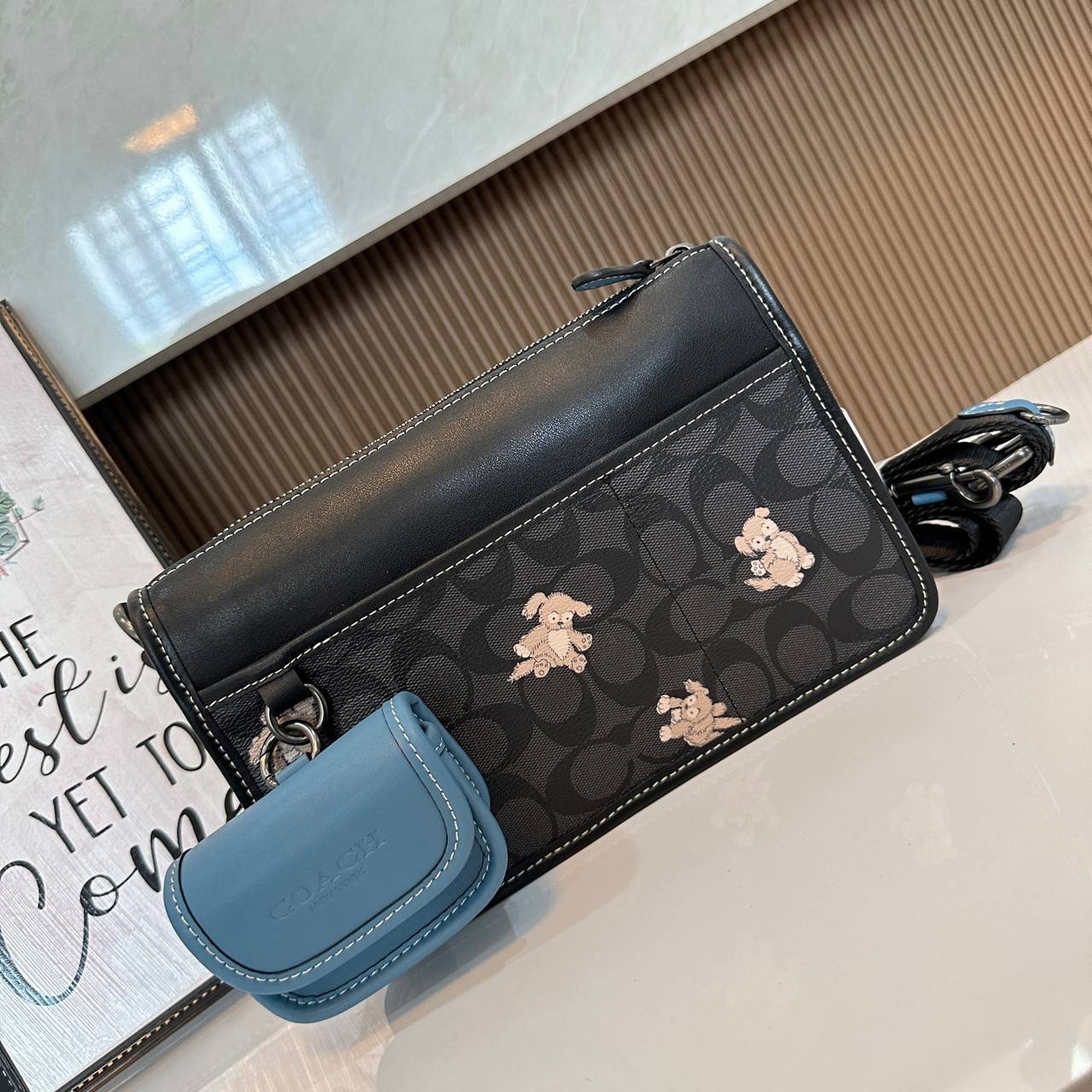 Coach Heritage Convertible Crossbody In Signature Canvas With Creature Print( cc131) กระเป๋าไฮบริดแบบถอดได้รุ่นใหม่ หล่อเท่ส์ สะพายสามารถสะพายทำงานดูดีสุดๆคะ มาพร้อมกระเป๋าใบเล็กห้อยสุดเก๋ วัสดุแคนวาสตัดขอบหนังแท้ เปิด ปิดด้วยซิป ซับในผ้า ด้านนอกกระเป๋าเป