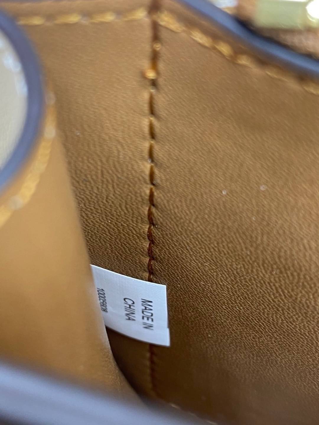 Tory Burch Eleanor Medium Convertible Shoulder Bag / Tory Burch 75003 ฮอตไอเท็ม รุ่นนี้ขายดีขายหมด สวยหรู คุณหนู ผู้ดี!! หายากมากแล้วน้า กระเป๋าสะพายข้าง ดีไซน์อยู่ทรง ขนาดกำลังสะดวกใช้สำหรับสาว เปิด-ปิดด้วยแถบแม่เหล็ก ภายในแบ่งสัดส่วนได้เป็นอย่างดี