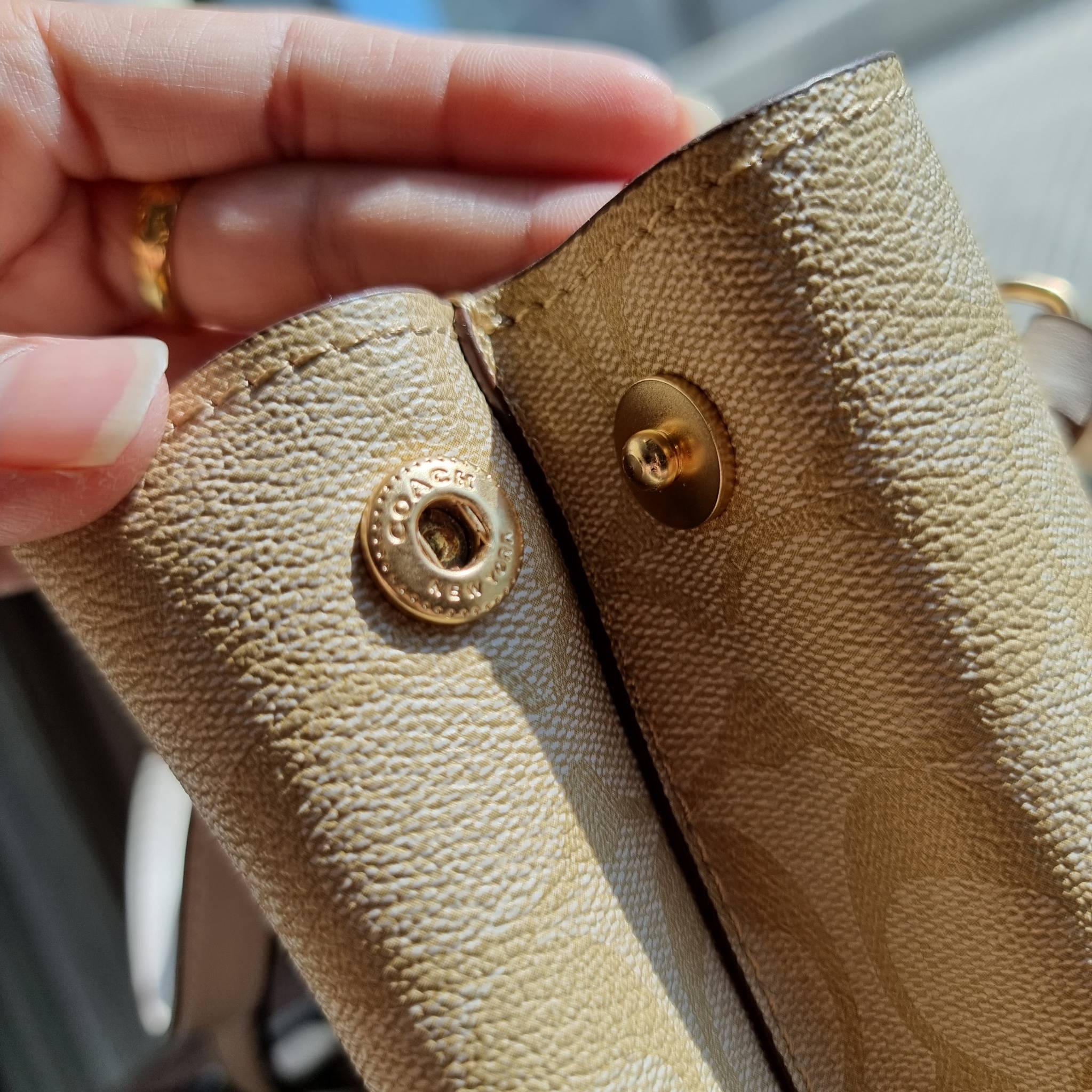 OUTLET 】COACH 73293 MINI AVENUE CARRYALL IN SIGNATURE CANVAS กระเป๋าสะพายรุ่นคลาสสิค คัมแบคแล้วจ้าแม่!! ไซส์กำลังสวย วัสดุหนังแคนวาสคุณภาพดี ด้านข้างเก็บทรงได้ เปิด-ปิดด้วยกระดุมแม่เหล็ก ใช้งานง่าย มีช่องซิป ใบนี้เห็นเล็กๆ แต่จุได้เยอะพอสมควรเลยน้า ɣ