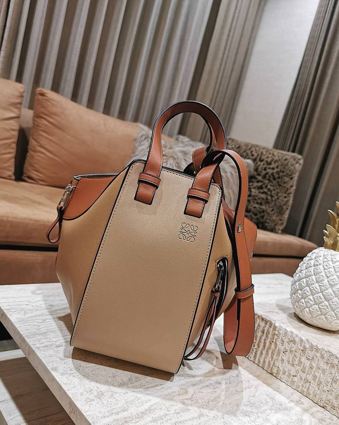 LOEWE Hammock Small leather and canvas LOEWE HANDLE & SHOULDER BAG GIFT WITH PURCHASE (GWP) กระเป๋าถือหรือสะพายหนังแท้พรีเมี่ยมกิ๊ฟ Limited จาก LOEWE PERFUME DUTYFREE รุ่น Rare items สุดๆวัสดุหนังแท้ Calfskin หนังสวยดีไซน์มีเอกลักษณ์ ใบใหญ่กำลังดี น้ำหนัก