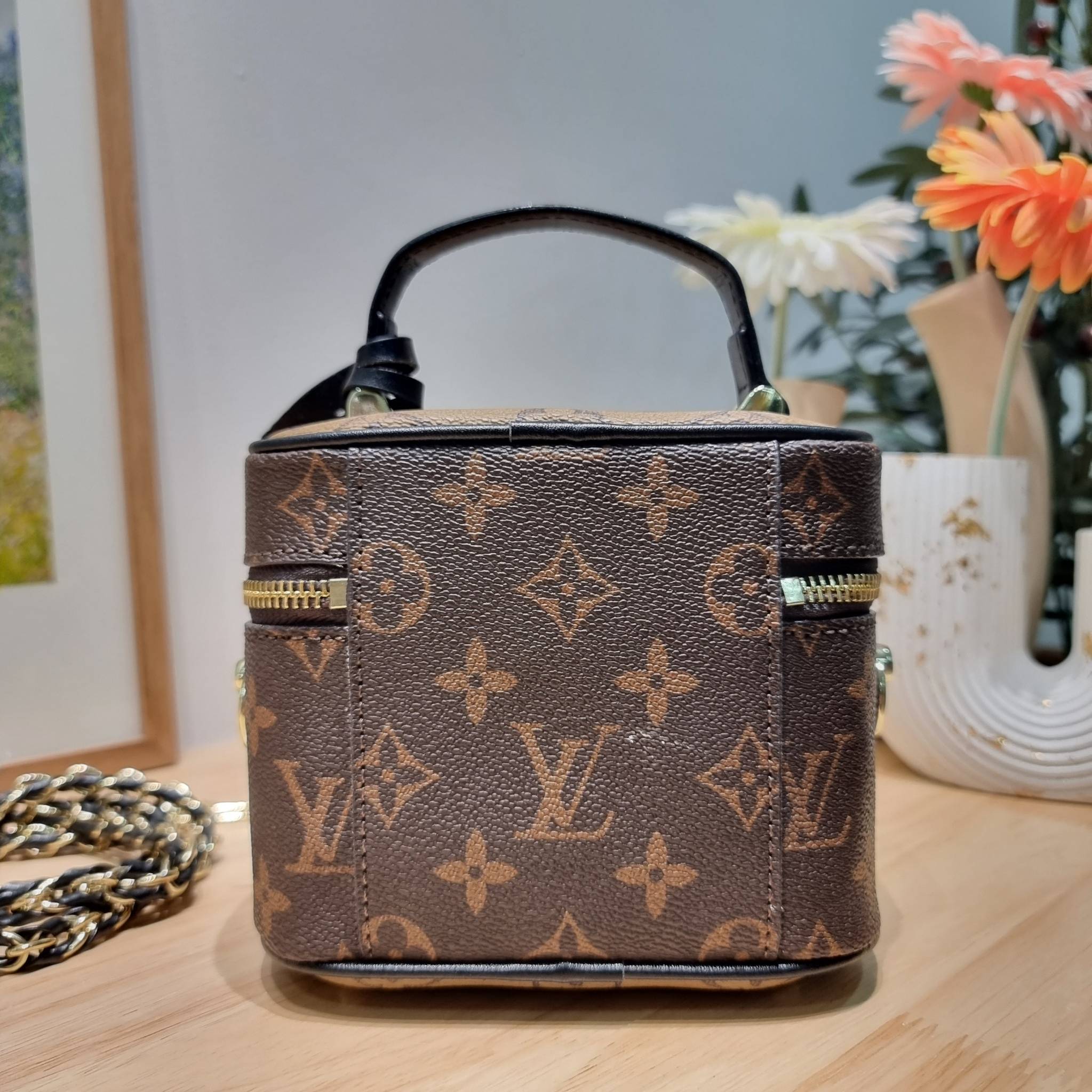 LV Vanity PM / Lv reverse monogram vanity bag กระเป๋าถือ/สะพาย สวยอยู่ทรง มาพร้อม box set สุดหรู adapt ใช้เป็นกระเป๋าเก็บเครื่องสำอางค์ ถือเชิดๆ หรือสะพายเลิศๆ ไปเที่ยว ไปไหนๆก็ดูแพง!! สวยจริงจัง!!