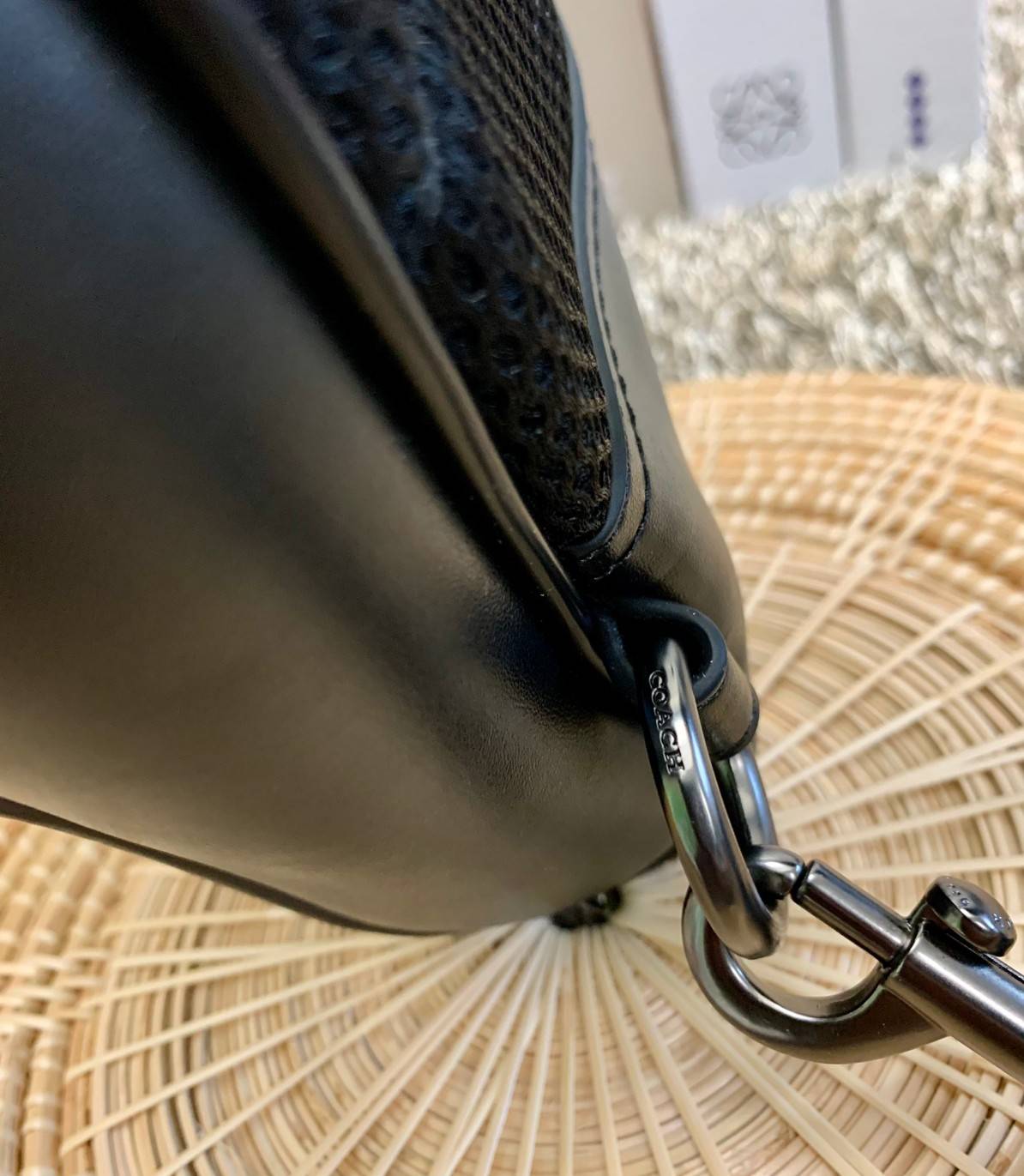 ใหม่ล่าสุด คุณผู้ชายห้ามพลาดเลยค่าา COACH GRAHAM PACK IN SIGNATURE ((89937)) พร้อมส่งที่ไทยค่ะ! กระเป๋าคาดอก สามารถคาดด้านหน้าหรือด้านหลังได้ตามแต่สะดวกค่ะ หนังแท้นิ่ม ทรงสวยมากๆค่ะสำหรับรุ่นนี้! มีช่องซิปตอนหน้าหนึ่งช่อง;ช่องหลักเปิดปิดแบบซิปคู่ ภายในโล่