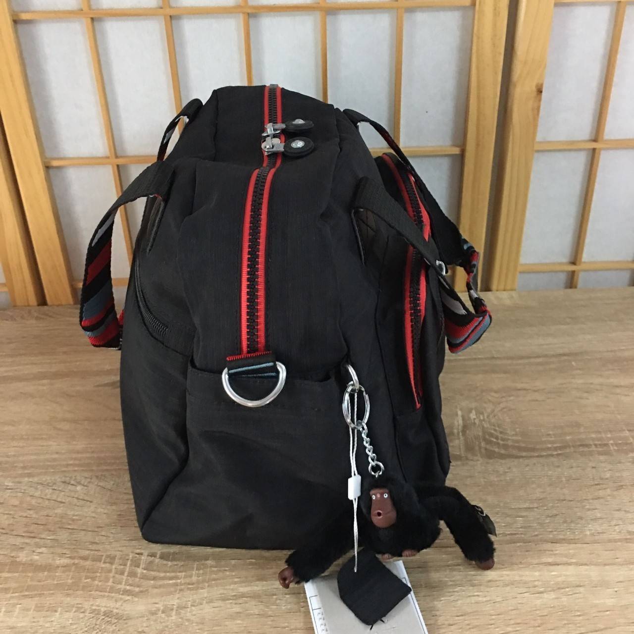 Kipling K13636 Defea Handbag ใช้สำหรับถือ/สะพายข้างได้ค่ะ สายถอดออกได้ ด้านหน้ามี 2 ช่องซิปและยังช่องซิปเชียงและช่องอื่นอีก ด้านหลังมีอีก 1 ช่องซิปยาวค่ะ ปากกระเป๋าหลักด้านบนปิด 2 ซิป ก้นมีฟองน้ำกันกระแทก มีช่องซิปอีก 1 ช่อง ช่องเล็กอีกตามรูป ใช้ได้ทุกโอก