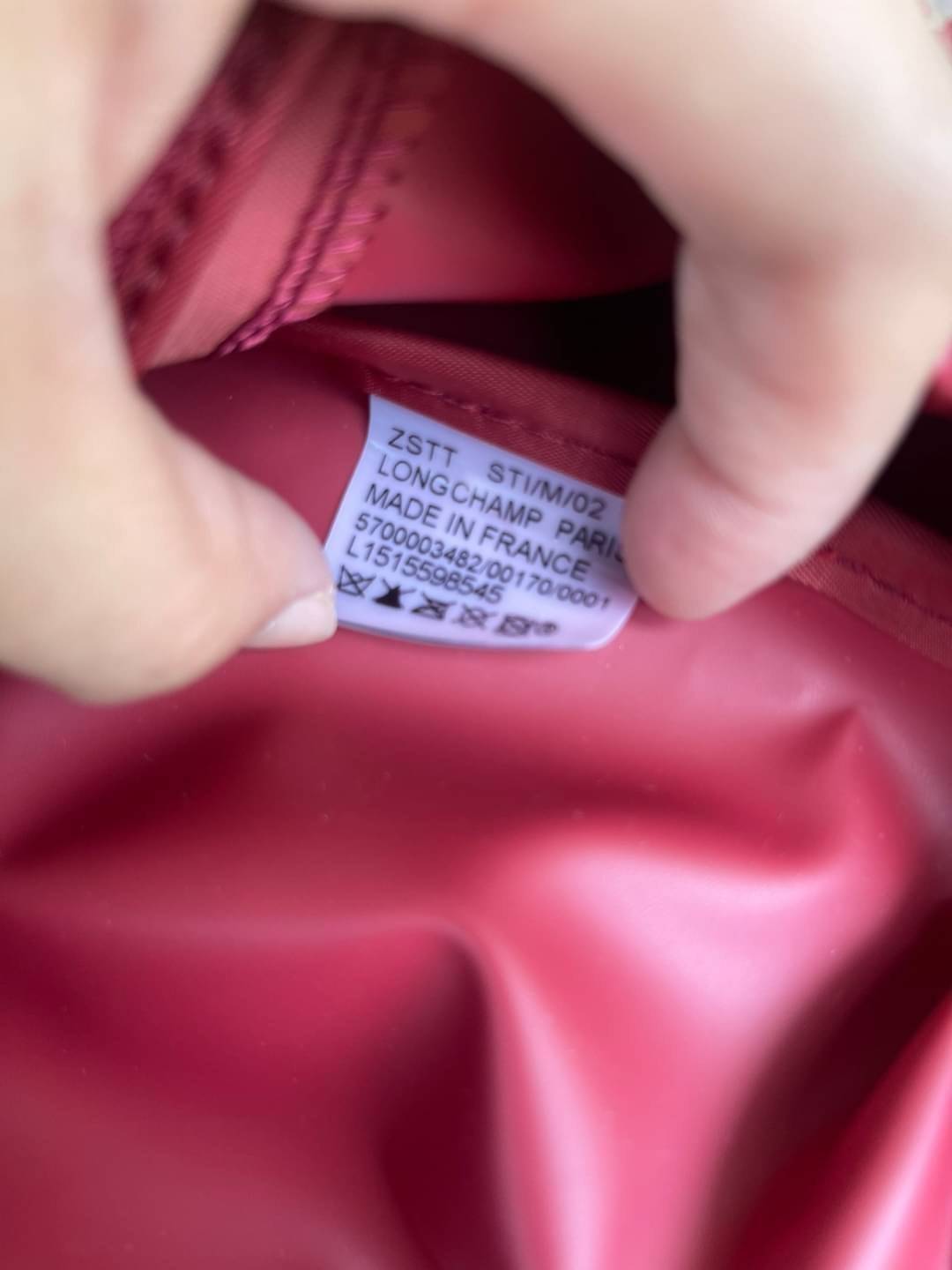 8สี พร้อมส่ง Longchamp LE PLIAGE NÉO TOP HANDLE BAG (medium size) อีกหนึ่งรุ่นยอดนิยม ที่สาวๆ ต้องมีไว้เก็บไว้สักใบ กระเป๋าโท้ทใบนี้ มาพร้อมกับสีที่มีสไตล์เรียบง่าย มีสายสะพายยาวปรับสั้นยาวได้ช่วยให้คุณสามารถสะพายไหล่ได้อย่างสบาย ในตัวสายปักโลโก้อันเป็นสั