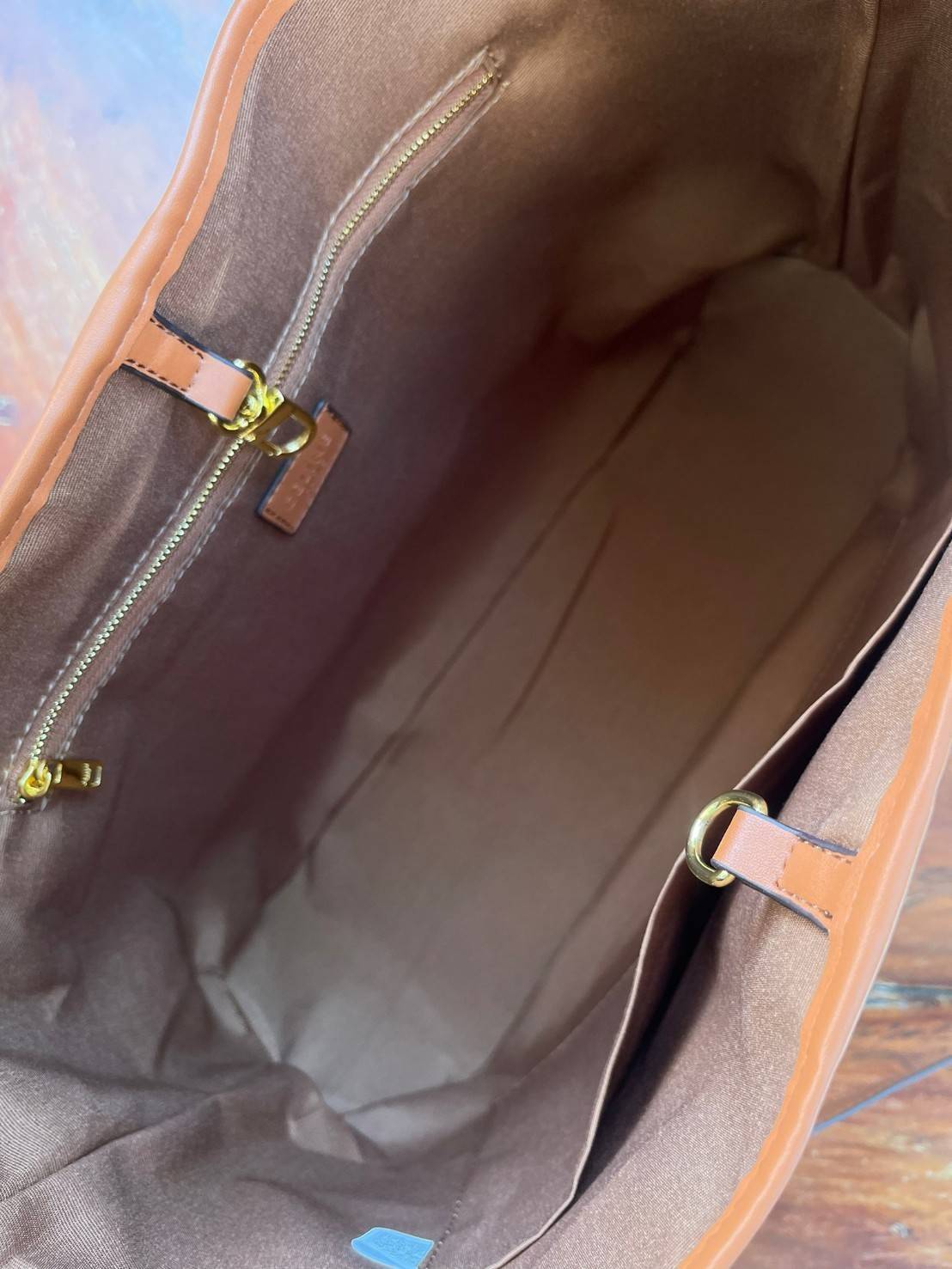 Celine Triomphe Large Shoulder Bag กระเป๋าสะพายรุ่นนี้ก็เป็นอีกหนึ่งใบที่คุ้มค่าคุ้มราคามากสำหรับสาวๆที่ชอบพกพาสิ่งของเยอะ เพราะมีฐานที่ขนาดกว้างเลยทีเดียว ด้วยดีไซน์กึ่งทางการ กึ่งลำลอง จึงใช้งานได้หลายโอกาส ลายtriompheที่โดดเด่นเป็นเอกลักษณ์ หรูหราดูแพง