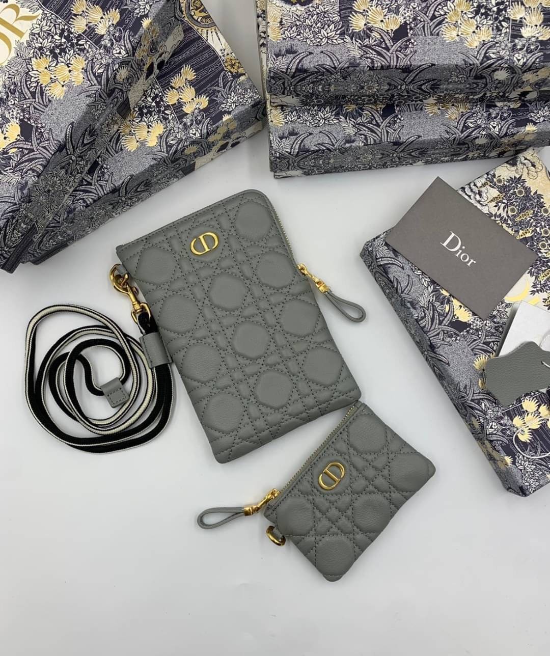 VIP 】CHRISTIAN DIOR PHONE BAG 2 in 1 DOUBLE BAG กระเป๋าเซ็ท 2 ใบ มีสายสะพายข้าง ถอดออกใช้งานได้ ถือว่าคุ้มมากๆเลยค่ะ สามารถใช้งานแยกกันได้ ใส่สายสะพายหรือ ถือได้ วัสดุหนังแท้ สวยงามนุ่มฟู น่ารักมากๆ เลยน้าาา