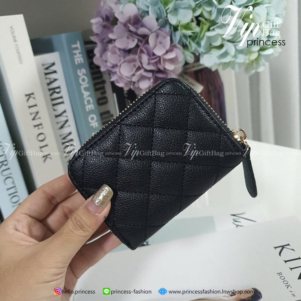 พร้อมส่งที่ไทยแล้วค่ะ♡♡ กับ กระเป๋าสตางค์ใบสั้น แนะนำรุ่นนี้คะ งานพรีเมี่ยมกิ้ฟท์จากเค้าเตอร์ต่างประเทศ **ทรงมินิน่ารักกก หนังสัมผัสลายด้าน จากแบรนด์ CHANEL (GWP) ด้านหน้ามีโลโก้แบรนด์ CC สีทองหรู **อะไหล่สีทองทั้งใบ เปิดปิดด้วยซิปมีที่จับหน