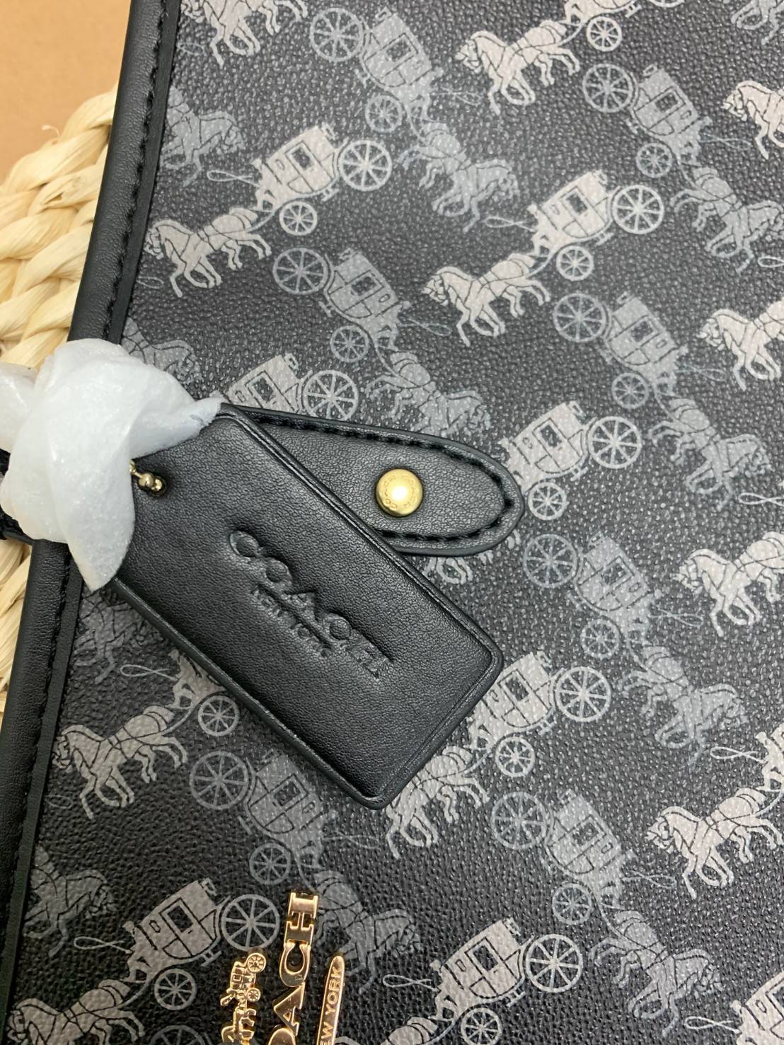 COACH 91107 REVERSIBLE CITY TOTE WITH HORSE AND CARRIAGE PRINT ใช้ได้ 2 ด้าน 🔺ทรง Tote รุ่นแนะนำค่ะ!! วัสดุ pvc อย่างดี นิ่มยวบตัวสวย ลายรถม้าทั้งใบค่ะ (ในไทยหายากค่ะลายนี้) 📌สามารถใช้ได้ทั้งด้านในและด้านนอกนะคะ สวยทั้ง2ด้านเลยทีเดียว เป็น