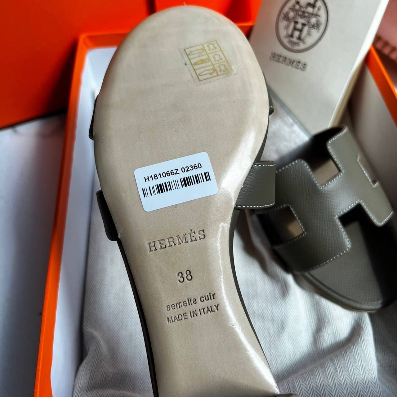 หนังแท้ Hermes sandal Epsom leather รองเท้างานสั่งตัตใช้สลับแท้ เกรดออริจินอล ตรงพื้นรองเท้าทำจากไม้รองด้วยหนังแท้ 100% งานตัดเย็บปราณีตละเอียดมากค่ะ มีอุปกรณ์ครบ หนังนิ่มใส่สบาย ใช้ทนนาน เกรดนี้คุ้มมาก ไม่ผิดหวังค่ะ ภาพสินค้าถ่ายจากงานขายจริง ใช้งานต่างป