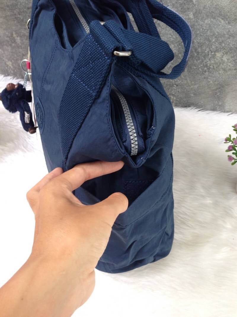 Kipling รุ่น Cicele กระเป๋าสะพายไหล่ใบใหญ่ สวยน่ารัก ตัวกระเป๋าด้านในเป็นช่องโล่งแบบปิดเปิดด้วยซิป มีช่องซิปด้านใน ด้านข้างกระเป๋า มี 2 ช่อง ปิดเปิด ด้วยเทป พร้อมที่ใส่โทรศัพท์ ปากกา และ MP 3 ในส่วนด้านใน และ ด้านข้างกระเป๋า ซ้าย-ขวา เป็นช่องขนาดเล็กสำหรั