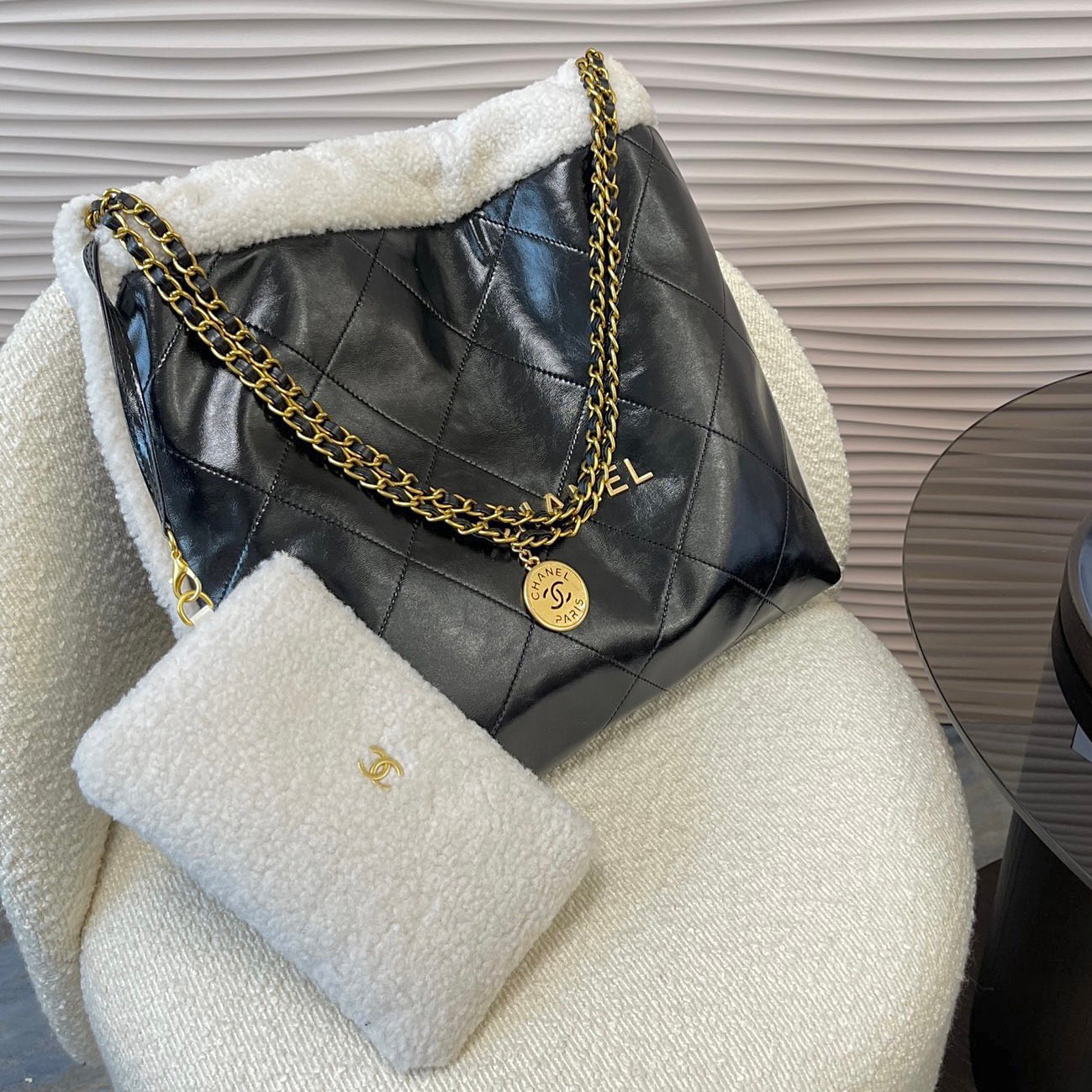 ใช้คำว่า 'สวยยย' ได้เปลืองมากใบนี้! กับ CHANEL 22 LEATHER HANDBAG ทรงยอดฮิตในปี 2023 กระเป๋าหิ้วหรือคล้องไหล่ได้ **หนังกลับ ทั้งใบสวยเนี้ยบบ