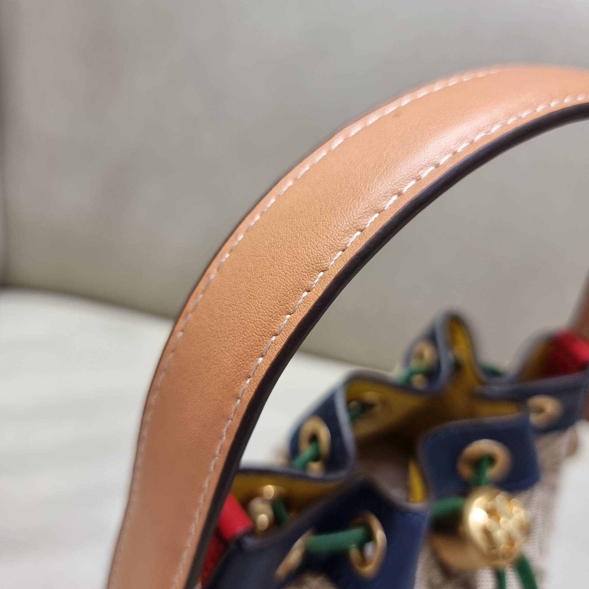 MINI : TORY BURCH T MONOGRAM COLOR-BLOCK JACQUARD MINI BUCKET BAG ใหม่ล่าสุด กับกระเป๋าบัคเก็ตทรงสวย ไซส์มินิ ในราคาน่ารัก โดดเด่นด้วยลวดลายเอกลักษณ์ ผสานลายคัลเลอร์บล็อค โทนสีตัดกันอย่างลงตัว ถักทอบนวัสดุ woven jacquard ลายคมชัด สลับส่วนของหนังแท้ ภายในเ