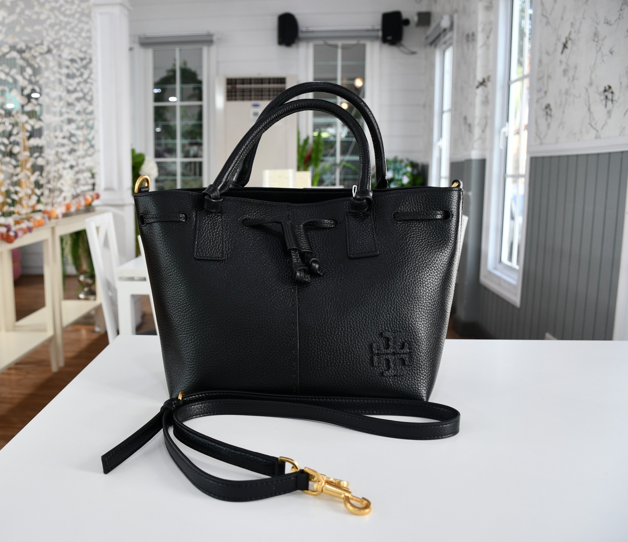 OUTLET 】TORY MCGRAW SMALL DRAWSTRING กระเป๋าถือหรือสะพายข้าง วัสดุหนังวัวแท้ อะไหล่ทอง เปิด-ปิดด้วยสายหนังรูด จะถือหรือสะพายข้างได้Crossbodyได้ น้ำหนักเบาจุของได้เยอะ ด้านหน้าประดับโลโก้แบรนด์ ด้านในมีช่องเล็กสำหรับใส่บัตรใส่ตังค์ได้ มีสายยาว ปรับสายได้ ถ
