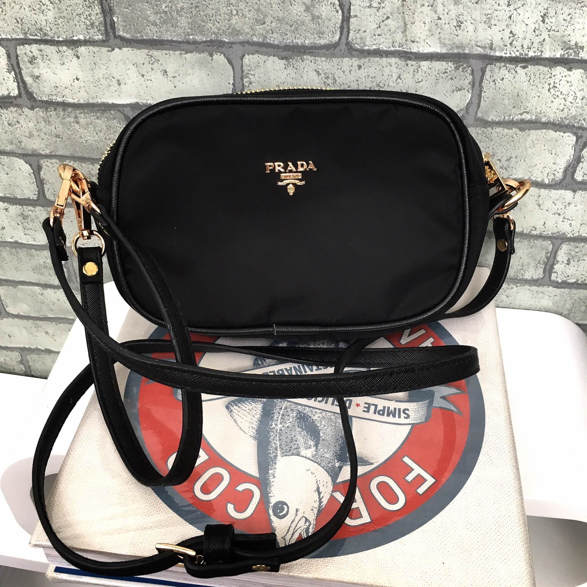 งานพรีเมี่ยมกิ้ฟ จากเคาเตอร์ต่างประเทศคะ ได้ กระเป๋าclutch & shoulder bag จากแบรนด์ Prada มาค่า เป็นกระเป๋าผ้า ไนล่อน น้ำหนักเบา สวยหรู ตามแบบฉบับของแบรนด์เลย ตัวกระเป๋าขนาดกำลังดี ใส่มือถือได้ทุกรุ่น สามารถเก็บสายถือเป็นคลัชออกงานได้คะ หรือ สะพายข้างได้ 