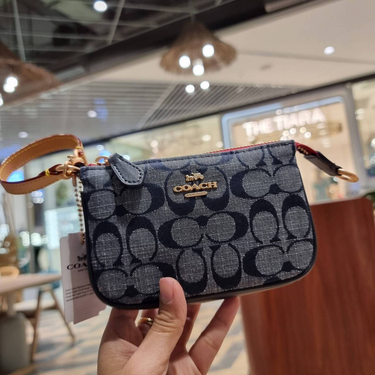 COACH C8665 NOLITA 15 IN SIGNATURE CHAMBRAY คอลเลคชั่น rare item น่ารักน่าใช้ ในสไตล์คลาสสิค กระเป๋าทรงพอชขนาดมินิ กึ่งคล้องมือใช้ได้ 2 สไตล์ ปรับสายให้มาเกี่ยวฝั่งเดียวเพื่อใช้เป็นคล้องมือ หรือปรับเกี่ยวอีกฝั่งใช้คล้องแขนก็เก๋มากมาย วัสดุผ้าแชมเบรย์ สวยค