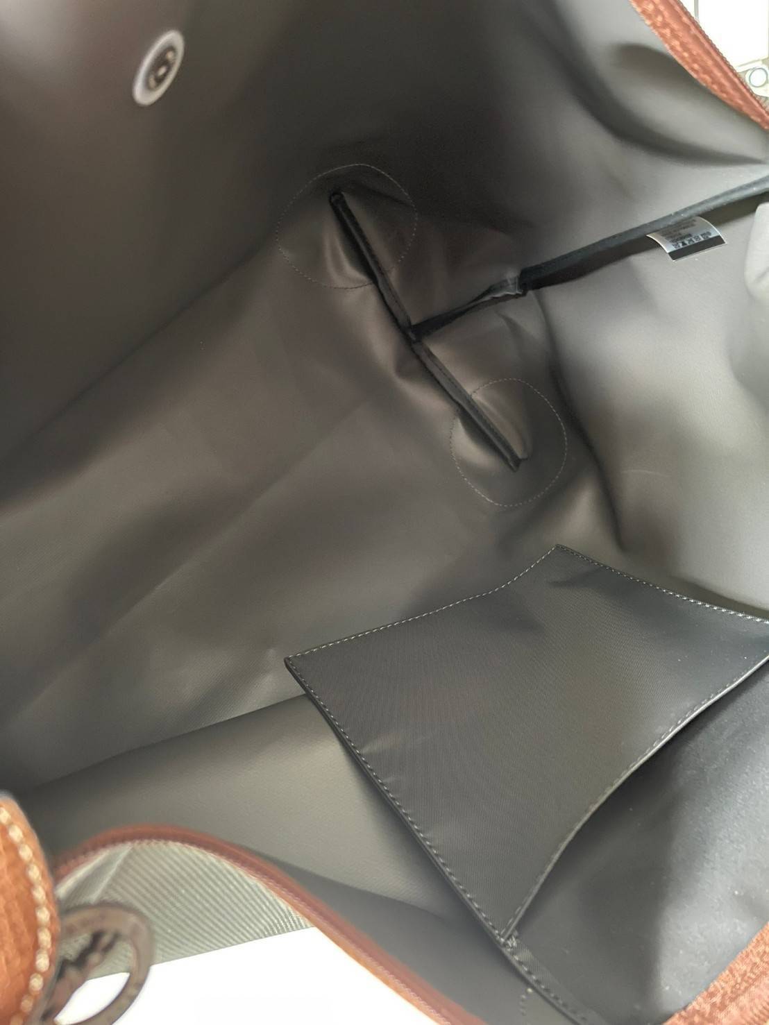 LONGCHAMP BOXFORD TRAVEL BAG L กระเป๋าเดินทางขนาดใหญ่ มาพร้อมสายสะพายที่สามารถถอดได้ ให้คุณเลือกสะพายไหล่หรือถือได้ มีซิปรูดเปิดปิดกระเป๋าที่ให้คุณมั่นใจได้ว่าคุณจัดเก็บไอเท็มของคุณได้อย่างมิดชิด บ็อคฟอร์ด (BOXFORD) สะท้อนความเป็นเอกลักษณ์ของแบรนด์ที่เปี่