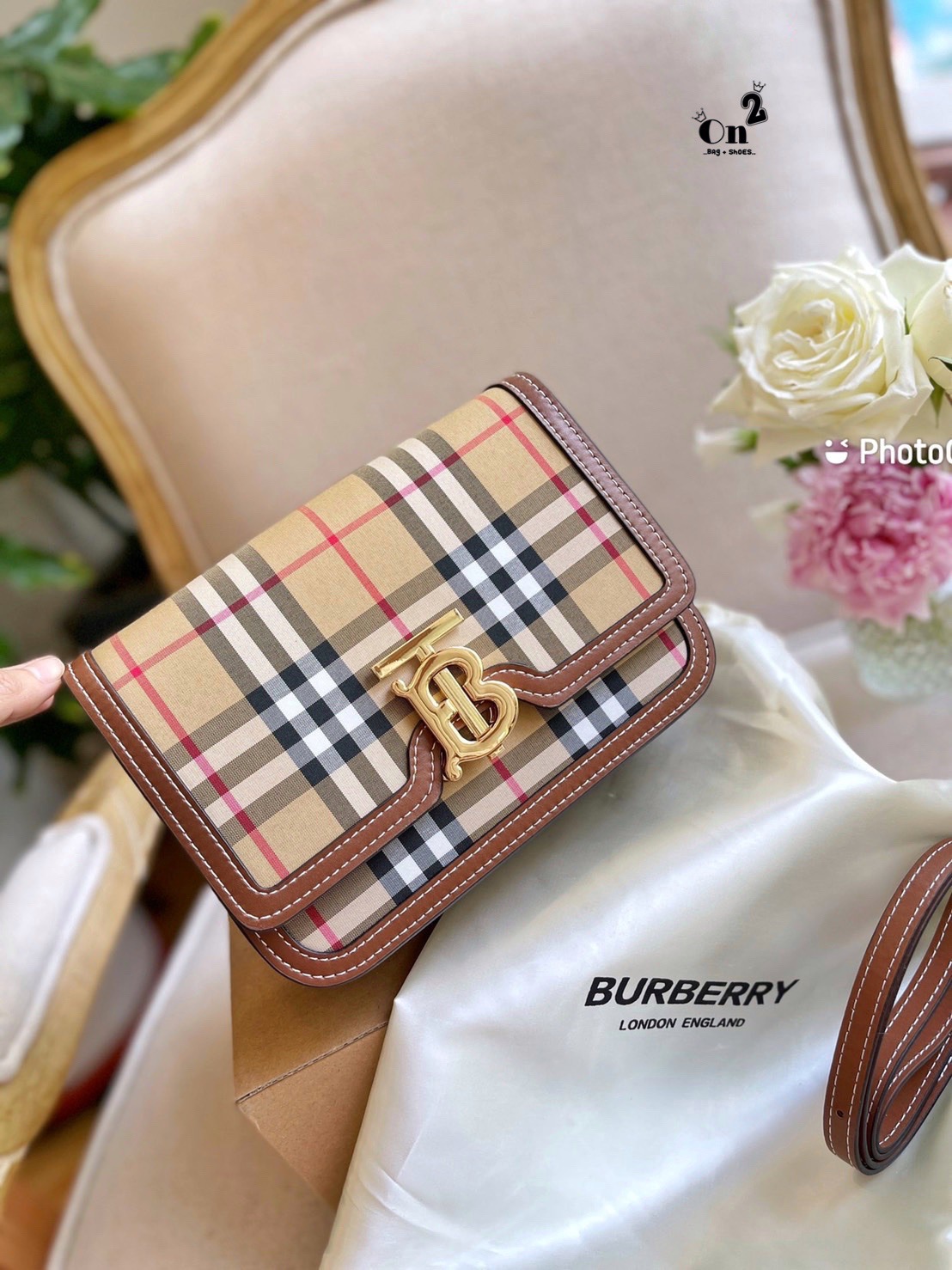 BURBERRY FRAGRANCES LEATHER CROSSBODY BAG / BB Shoulder Bag กระเป๋าสะพาย ทรงกล่อง เปิดหน้า อะไหล่ทอง สายสะพายยาวแบบครอสบอดี้ ได้ทุกลุค เกรดงานสวย.น่ารักมากๆ งานชนชอป ใช้ได้ Everyday Look เลยค่า