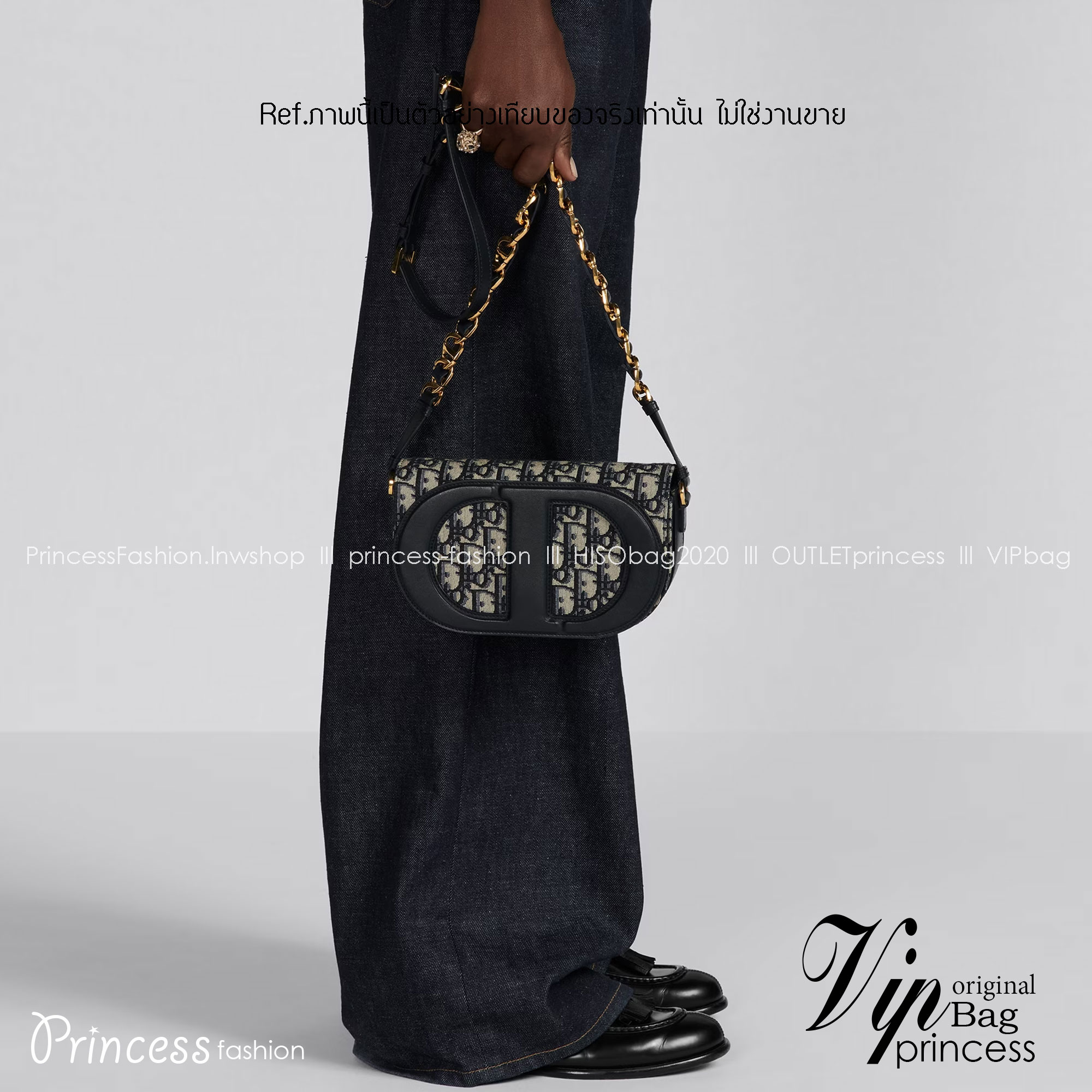 DIOR CD Signature Bag with Strap / CD OVAL CAMERA BAG / Dior Camera Bag ดีไซส์ใหม่ล่าสุด บ่งบอกถึงความหรู แต่ใช้งานได้โอกาส ใช้ได้ทั้งชายหญิง กระเป๋าสะพายทรงกล้อง ขนาดกะทัดรัด ไซส์สะพายคล่องตัว สีผู้ดีมากๆ