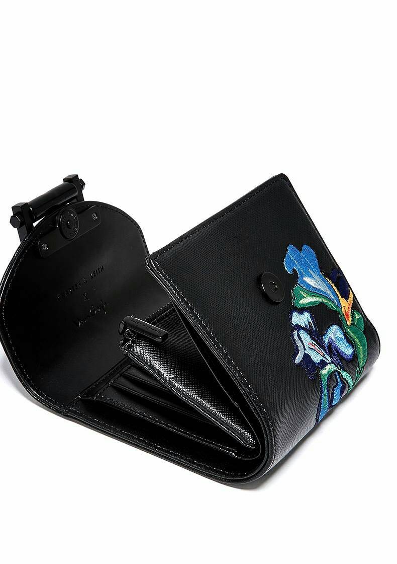 CHARLES &. KEITH Embroidery Short wallet BEST SELLER กระเป๋าสตางค์ใบสั้น 3 แบบพับ งานปัก ด้านหน้าสวยมาก เปิดปิดกระเป๋าแบบแม่เหล็ก ด้านในมี กระเป๋าซิป แยกออกมาใช้งานได้ มีช่องใส่นามบัตร และ ช่องใส่ธนบัตรค่ะ