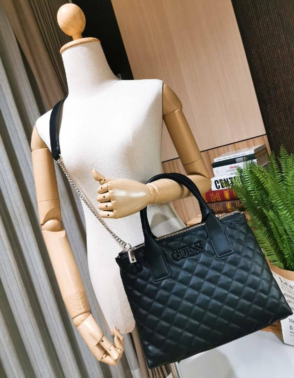 Guess Elliana Quilted-Look Handbag กระเป๋าสะพายรุ่นใหม่ล่าสุดจาก Guess factory วัสดุหนังนิ่มเรียบเดินเส้นลายตารางสวยดูดี ขนาดกำลังดี น้ำหนักเบา ด้านหน้าประดับโลโก้แบรนด์สวยโดดเด่น มีช่องใส่ของหลายช่อง เปิดปิดด้วยกระดุมแม่เหล็กและช่องซิป ภายในโล่งกว้างมีช่