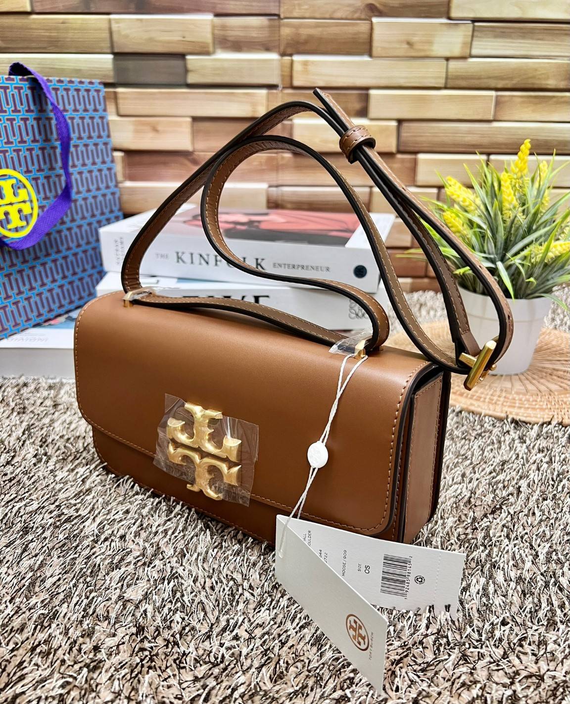 TORY BURCH ELEANOR CONVERTIBLE SHOULDER BAG ((89644)) รุ่นใหม่ สวยตามคนดังเซเลบกันเลยค่า! พร้อมส่ง ห้ามพลาดก่อนหมด ต้องมีติดตัวสักใบค่า กระเป๋าหิ้ว//คล้องไหล่ หรือสะพายข้างได้ หนังแท้เรียบ ผิวลื่น หรูมากๆสำหรับรุ่นนี้ เปิด-ปิดกระเป๋าแบบแม่เหล็กโลโก้แบรนด์