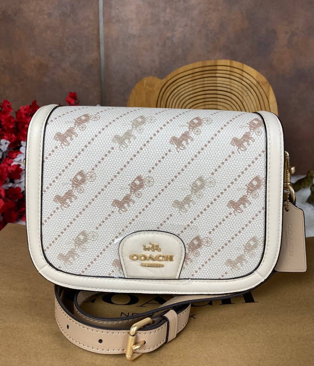 OUTLET 】COACH SADDLE BAG WITH HORSE AND CARRIAGE DOT PRINT (COACH C4059) กระเป๋าสะพายข้าง ลายม้าและรถลาก item ใหม่ที่สาวๆต้องมีนาทีนี้ห้ามพลาด รูปทรงโค้งมน วัสดุ พีวีซี ผ้าใบเคลือบพิมพ์ลายเป็นหนังเรียบ ทนทานและกันคราบสกปรกทั้งสี่ด้านเป็นหนังคุ้มสุดๆ ภายใน