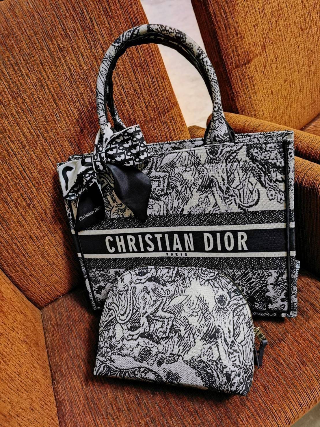 "ซื้อ1ได้ถึง2ใบ!" DIOR TOTEBAG WITH CLUTCH สวยหรูดูดี Setสุดคุ้มได้ทั้งกระเป๋า Dior Anagram Totebag + กระเป๋าคลัชเครื่องสำอาง + Dior Twilly สำหรับผูกกระเป๋าหรือผูกผมได้ ไอเท็มสุดฮิตสวยปังน่าใช้น่าสะสม มาพร้อมกล่องแบรนด์ จะซื้อใช้เองหรือมอบเป็นขอ