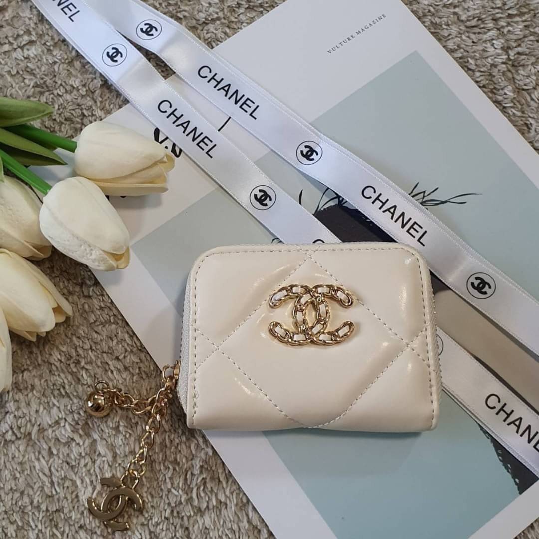 CHANEL zip short wallet มาพร้อม GIFT BOX สุดหรู! ครบชุดเซ็ตของขวัญ♡♡ กับ กระเป๋าสตางค์ใบสั้น แนะนำรุ่นนี้คะ งานพรีเมี่ยมกิ้ฟท์จากเค้าเตอร์ต่างประเทศ **ทรงน่ารักกก หนังเรียบ จากแบรนด์ CHANEL (GWP) ด้านหน้ามีโลโก้แบรนด์ CC สีทองหรู **อะไหล่สีท