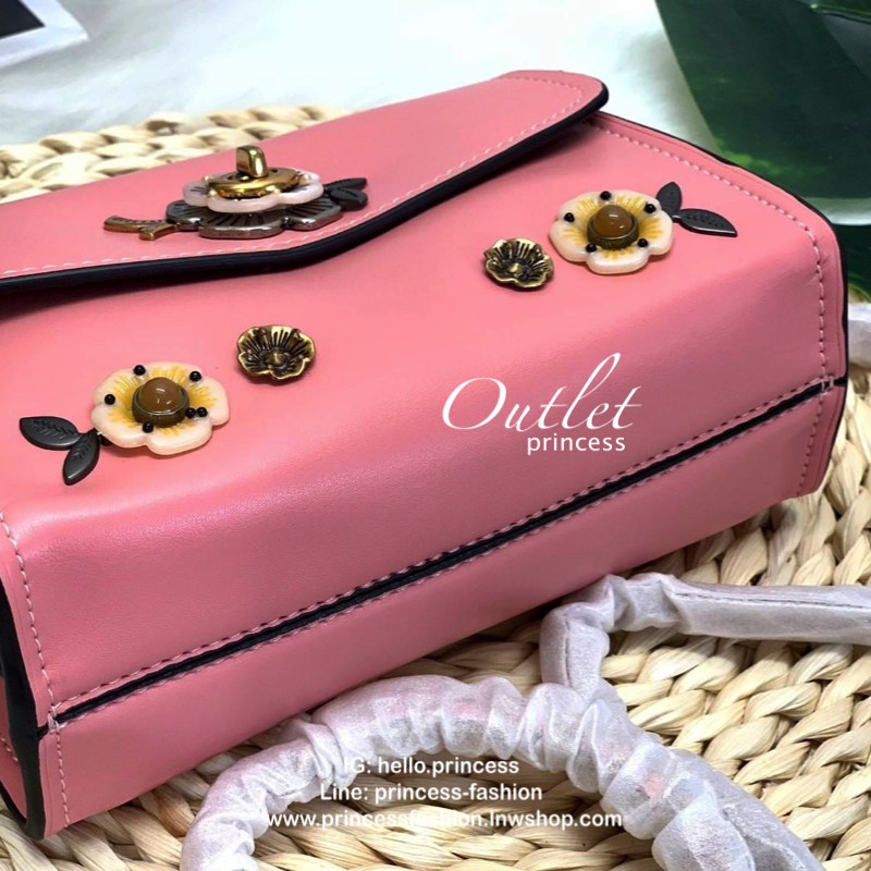 COACH PARKER MINI CROSSBODY BAG กระเป๋าสะพายจาก coach factory outlet วัสดุ pvc หนังนิ่ม ด้านหน้าแต่งอะไหล่สวย น่ารักค่ะ เปิดปิดกระเป๋าแบบหมุนล็อค ภายในสามารถใส่มือถือได้ทุกรุ่น;กระเป๋าสตางค์ใบสั้นได้ มีช่องเล็กใส่ของจุกจิกค่ะ ซัปในผ้ากึ่งกำมะหยี่นุ่มมือที