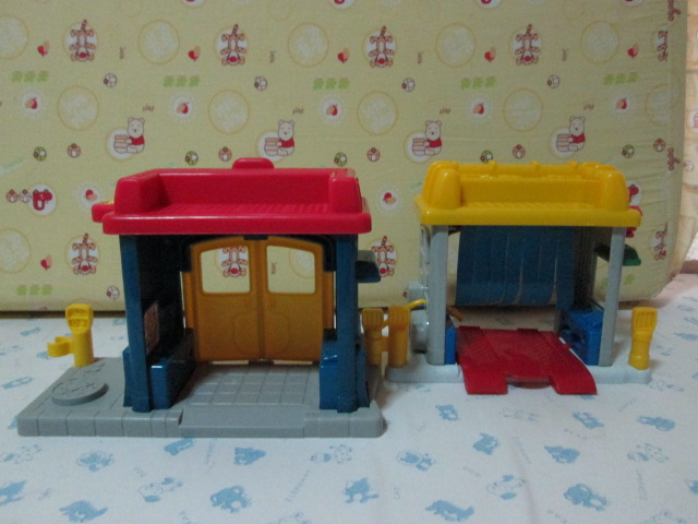 Fisher-Price Little People Mini Garage and Neighborhood Friends set ของเล่นมือสอง