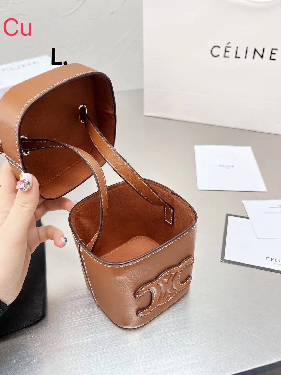 CELINE SMALL BOX CUIR TRIOMPHE IN SMOOTH กระเป๋าไซส์มินิน่ารัก การออกแบบโลโก้ที่สะดุดตาแบบวินเทจ ด้วยดีไซน์ที่ดูโฉบเฉี่ยว แต่คงความคลาสสิคอย่างเต็มเปี่ยม ทำให้เป็นที่ดึงดูดความสนใจของสาวๆ มีความคล่องตัวในการใช้งาน