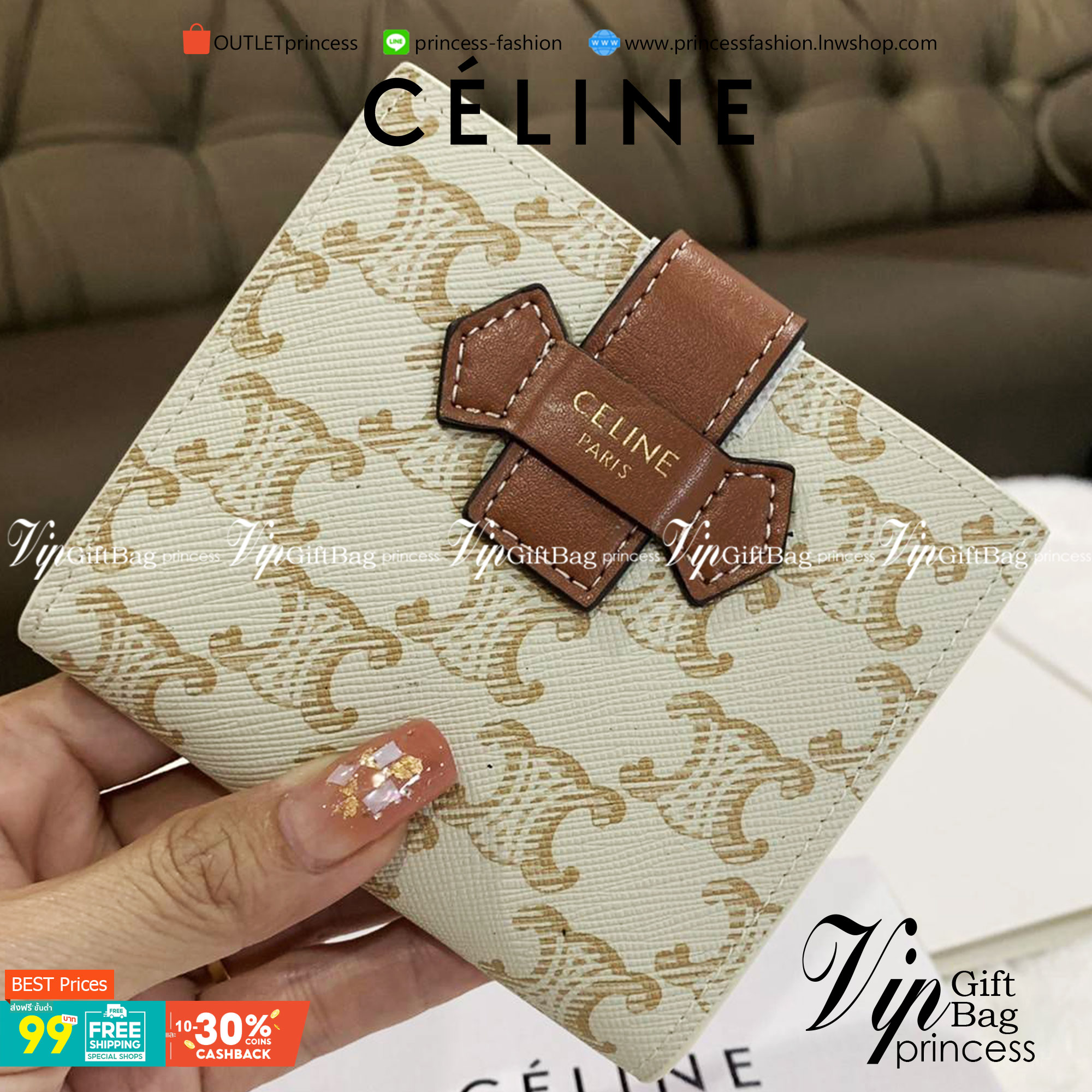CELINE SHORT WALLET VIP GIFT WITH PURCHASE (GWP) พรีเมี่ยมกิ๊ฟ Limited จาก CELINE HAUTE PARFUME DUTYFREE COUNTER วัสดุ Triomphe Canvas หนังสวยอยู่ทรง ประดับโลโก้แบรนด์ที่ด้านหน้า ขนาดกำลังดี จับถนัดมือ เปิด-ปิดฝาพับกระดุม ภายในมีช่องแบ่งหลายช่อง มีช่องใส่