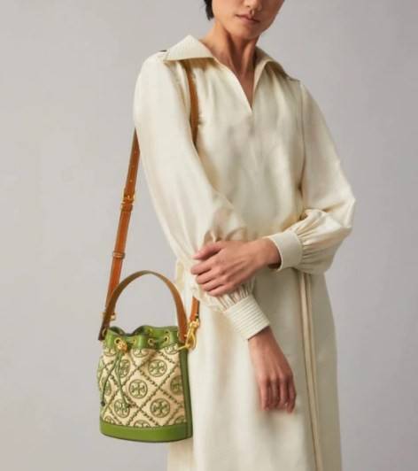 TORY BURCH T MONOGRAM STRAW BUCKET BAG NATURAL/SHISO 🌿สวยงามสะดุดตามากๆค่ะ จัดหนักกันไปเลยจ้า กับรุ่นที่สาวๆรอคอย พร้อมเสิร์ฟความสวยให้ถึงบ้านแล้วน้า กระเป๋าบัคเก็ตทรงยอดนิยม ดีไซน์ใหม่ล่าสุด ยูนีคไม่เหมือนใคร ลายสานเต็มใบพร้อมปักโลโก้เอกลักษณ์สีเ