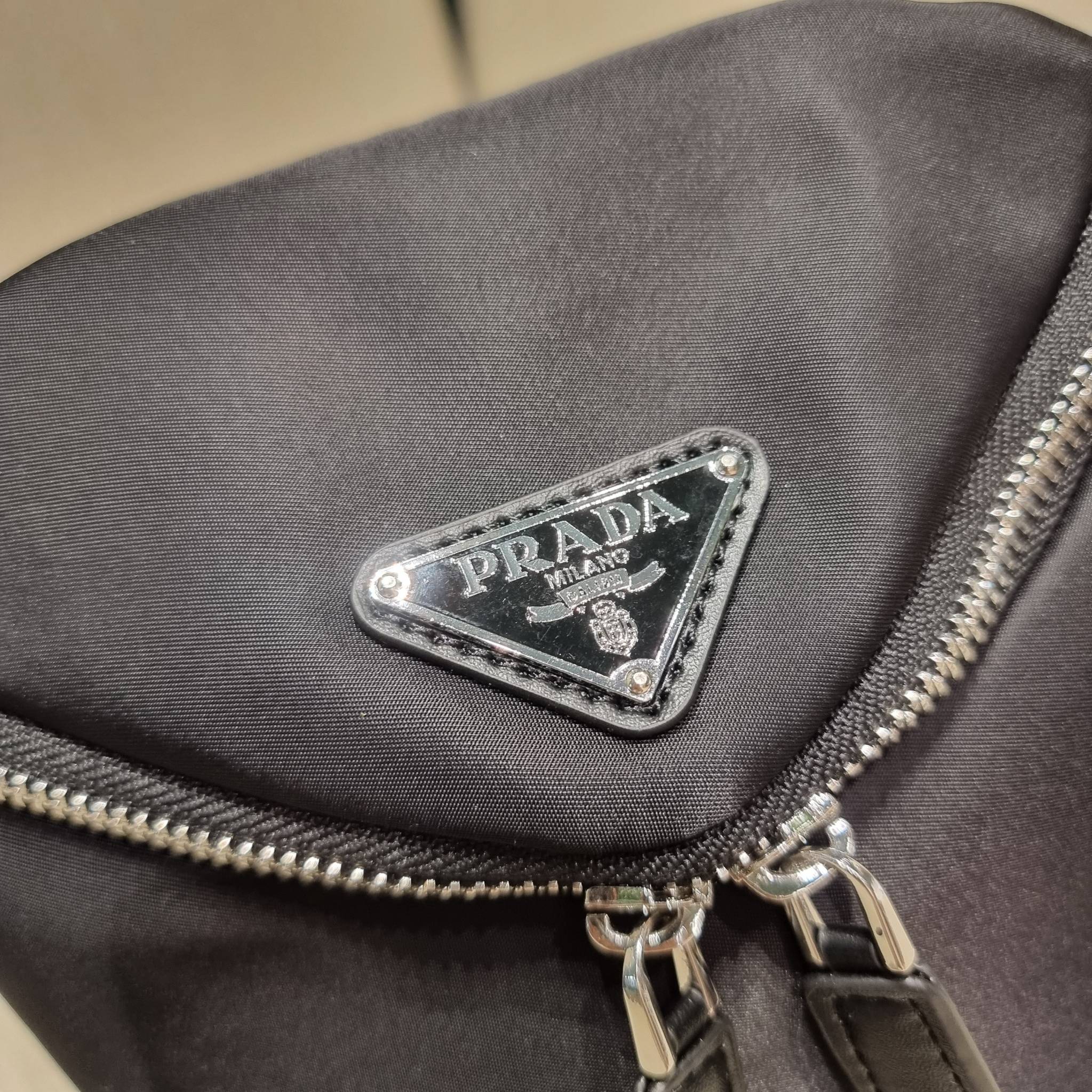 PRADA RE-NYLON AND LEATHER SHOULDER BAG ถึงเวลาของหนุ่มกันแล้ว!! ไอเท็ม best seller ที่เตรียมขึ้นแท่นรุ่นหายาก เท่ คูล ดูดี ไม่เกร่อ กระเป๋าสะพายข้าง รูปทรงเรขาคณิต ดีไซน์เรียบง่าย แต่มีความหรูในตัว วัสดุผ้าไนล่อนคุณภาพ พร้อมใบลูก ไว้ใส่เหรียญ ใส่กุญแจได้