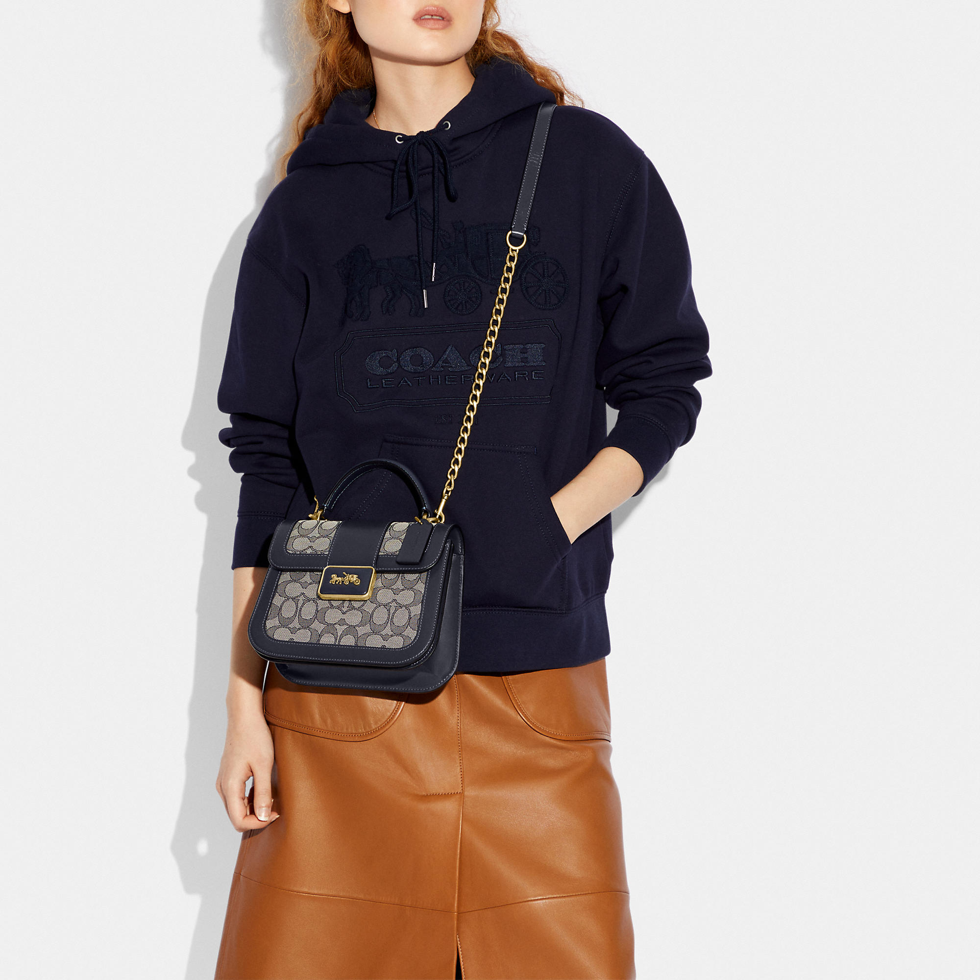 ใบจริงสวยหรูมากๆค่ะ💥 COACH ALIE TOP HANDLE IN SIGNATURE JACQUARD ((C4822)) พร้อมส่งที่ไทยค่ะ! กระเป๋าหิ้ว//สะพายข้าง วัสดุ Jacquard+หนังแท้ได้ลงตัวสวยงามมากๆค่ะ คลาสสิคสุดๆ เปิดปิดกระเป๋าแบบกดล็อค ช่องหลักกางออกได้กว้างสามารถใส่กระเป๋าเงินใบกลางได