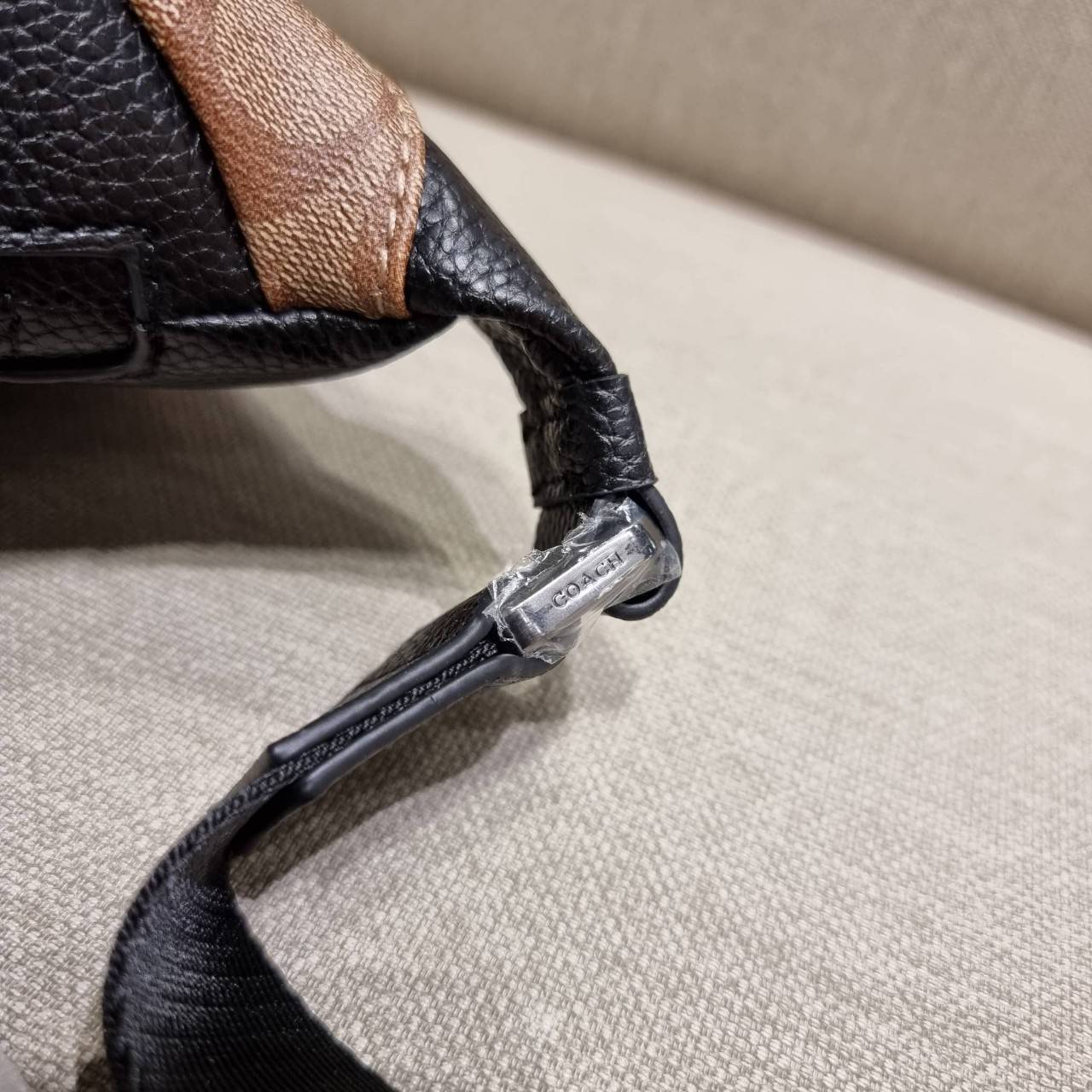 COACH C4028 COACH x PEANUTS WARREN BELT BAG IN SIGNATURE CANVAS WITH VARSITY PATCHES กระเป๋าคาดอกไซส์ใหญ่ คอลเลคชั่นยอดฮิต!! เป็นรุ่นสุดยอดของความคลาสสิค ขนาดสะพายกำลังเท่ คูลๆ ใช้งานง่าย ได้ทั้งหนุ่มๆและสาวๆ วัสดุหนังแคนวาสเคลือบลายสลับหนัง pepble น่าใช้