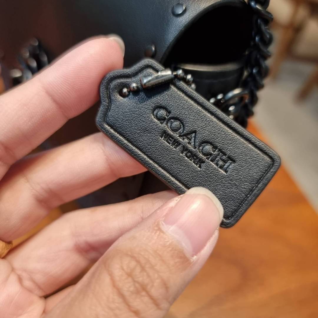 COACH C2462 MADISON SHOULDER BAG 16 IN SIGNATURE CANVAS WITH RIVETS กระเป๋าสะพายข้าง ไซส์กะทัดรัด พกพาง่าย น้ำหนักเบา ดีไซน์สวย โดดเด่นด้วยตัวล็อครูปดอกไม้ สีสันตกแต่งตัดกันกับลายซีอย่างลงตัว วัสดุหนังแคนวาสเคลือบลาย ภายในแบ่งสัดส่วนให้อย่างดี มาพร้อมสายส