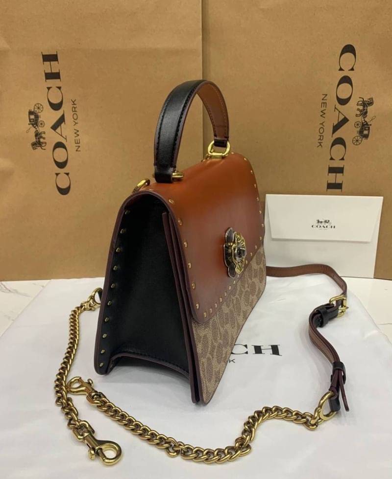 Coach Parker Top Handle In Signature Canvas With Rivet สินค้าใหม่ทรงน่ารัก ใช้แล้วดูแพงมากกก มีช่องใส่ขนาดกว้าง ใส่ของได้จำนวนมาก แถมยังสามารถถือเก๋ๆ แบบคุณนาย หรือสะพายเป็น crossbody ก็ได้ โดดเด่นด้วยลายsignature coach ใครยังไม่มีห้ามพลาดดดเลยนะ ของสวยจร