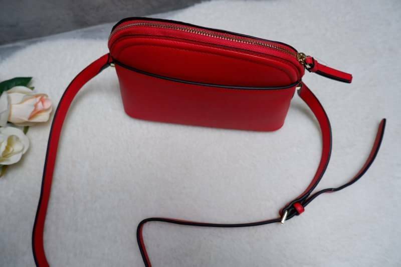 Katespade Crossbody Bag ด้านหน้าติดโลหะชื่อแบรนด์อะไหล่สีทอง เปิดปิดด้วยช่องซิป ด้านในเป็นช่องใส่สิ่งของ และมีป้ายหนังปั๊มโลโก้แบรนด์ ผ้าบุเป็นลายแบรนด์อีกด้วย รุ่นนี้มาพร้อมสายสะพายยาวปรับระดับได้ ทรงนี้สะพายกี่ทีก้อไม่มี out นะจ้ะสาวๆ
