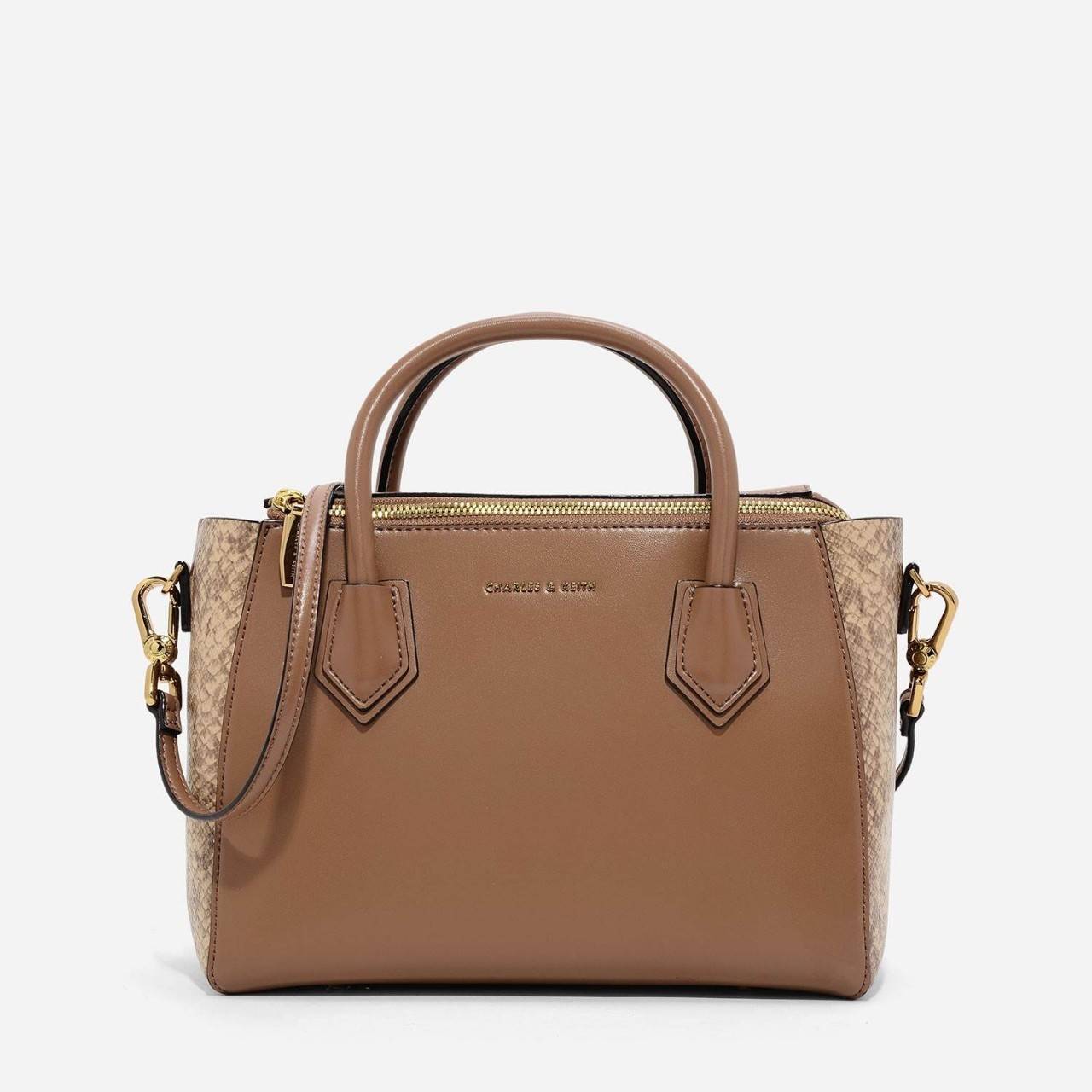 Don't Miss! CHARLES & KEITH DOUBLE ZIP STRUCTURED BAG กระเป๋าถือหรือสะพายรุ่นยอดนิยมขนาดใหญ่กำลังดี หนังเรียบสวยอยู่ทรงด้านหน้ามีโลโก้แบรนด์อะไหล่ทองนูน เปิดปิดด้วยซิป ภายในกว้างจุของได้เยอะ ใส่ Ipad กระเป๋าสตางค์ หนังสือ ของใช้ได้จุ มาพร้อมสายสะพายย