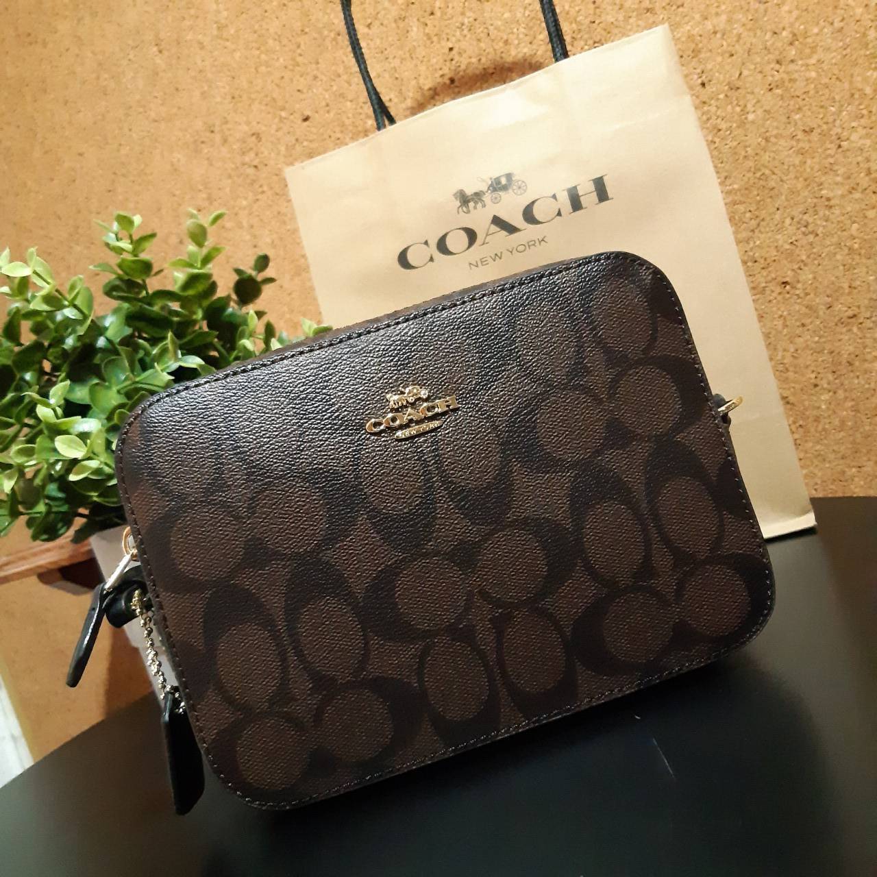 COACH 91677 MINI CAMERA BAG IN SIGNATURE CANVAS ขายดีที่สุด!! กระเป๋าสะพายข้างไซส์มินิ คลาสสิคอยู่ทรง อะไหล่ทองตัดดูหรู วัสดุหนังแคนวาสเคลือบลาย เปิด-ปิดด้วยซิป สายสะพายปรับได้ตามตัว ใบนี้แมทช์ได้ทุกลุค ใช้เป็น everyday bag ได้สบายๆเลยจ้า