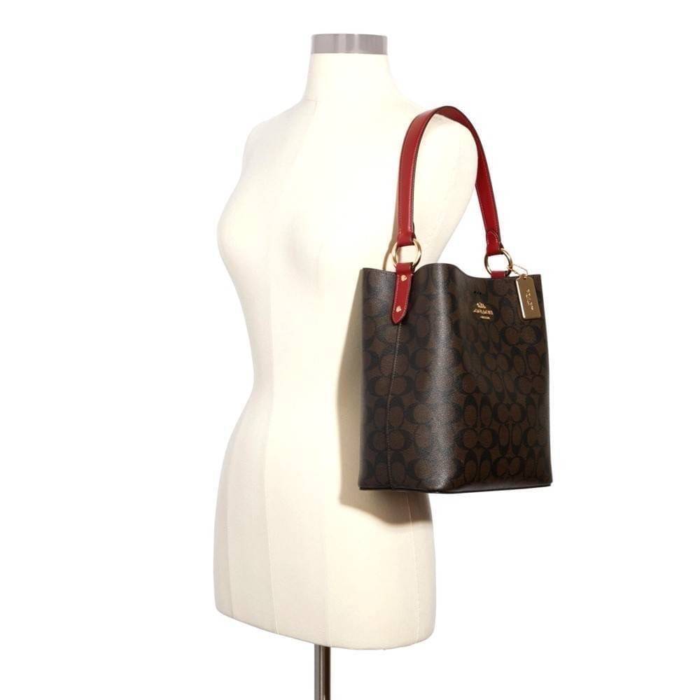 COACH 2312 SMALL TOWN BUCKET BAG IN SIGNATURE CANVAS รุ่นยอดนิยมใบเล็กมาครบสีแล้วจ้า กระเป๋าทรงบัคเก็ต สีผู้ดี๊ผู้ดี ตัวกระเป๋าดีไซน์คลาสสิคลายซี ดูโดดเด่น วัสดุหนังแคนวาสเคลือบลาย สวยคมทุกมุมจริงๆ!! เปิด-ปิดด้วยกระดุมแม่เหล็กทั้ง 2 ฝั่ง ภายในเป็นช่องโล่ง