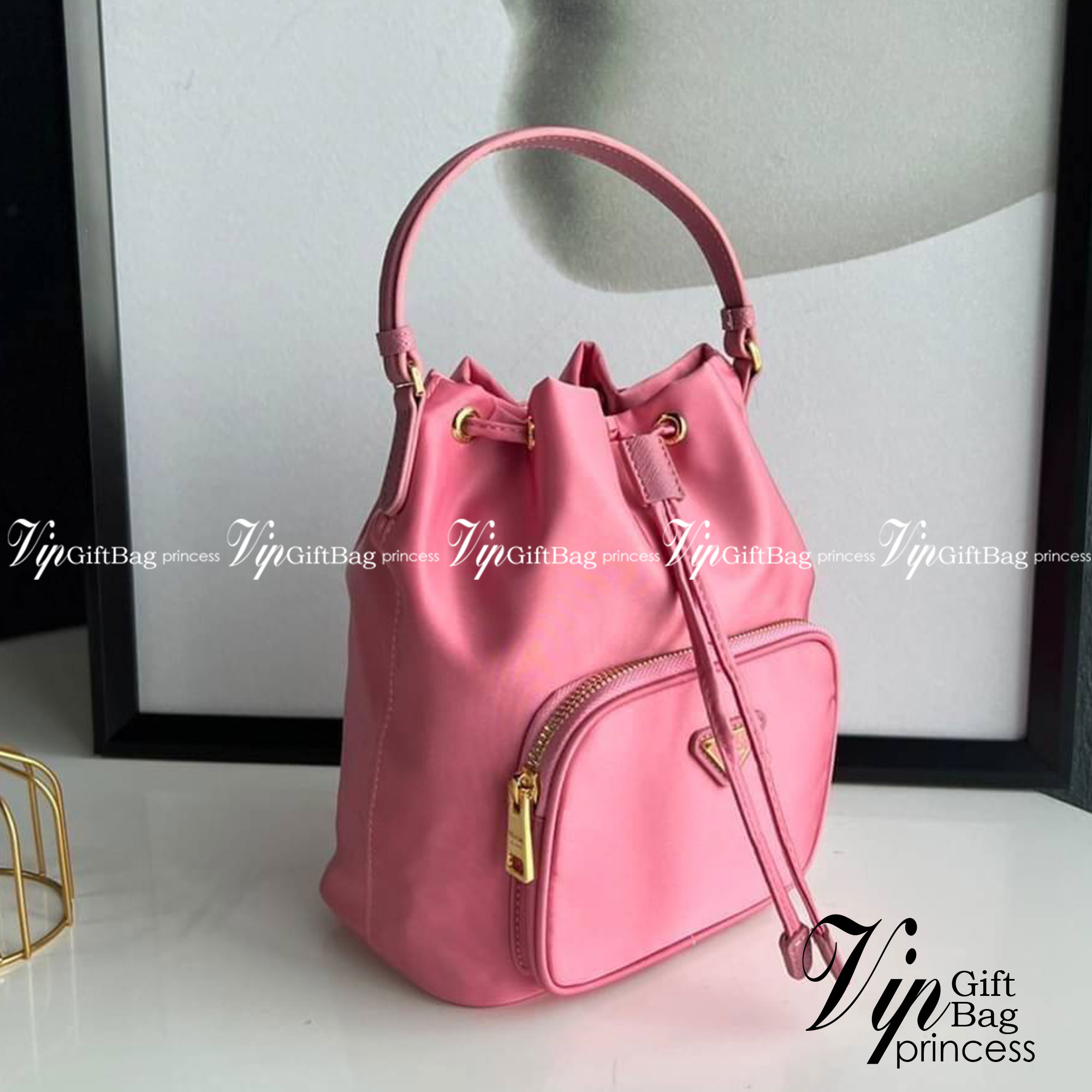 Prada Duet Re-Nylon Bucket shoulder bag / Prada Nylon bucket bag Pastel เกรดใช้สลับใบจริง ออริจินอล ใช้งานต่างประเทศได้ น้องสาวสุดสวยมาให้จับจองอีกหนึ่ง สีพาสเทลน่ารักละมุนมากๆ ค่ะ กระเป๋าสะพายข้าง ทรงขนมจีบ ไซส์มินิ ขนาดน่ารักน่าใช้มาก วัสดุขอบหนังแท้ แล