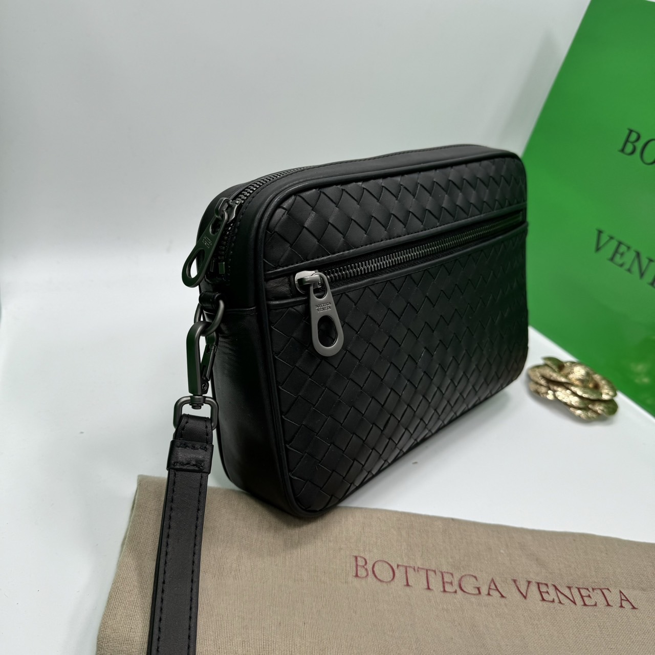 BOTTEGA Clutch Bag / BOTTEGA Intrecciato Pouch With Wristlet กระเป๋าทรงพอช/คลัช มีสายคล้องมือ เท่คลาสสิก ดีไซส์สานเป็นเอกลักษณ์ everyday look เอาใจหนุ่มๆ