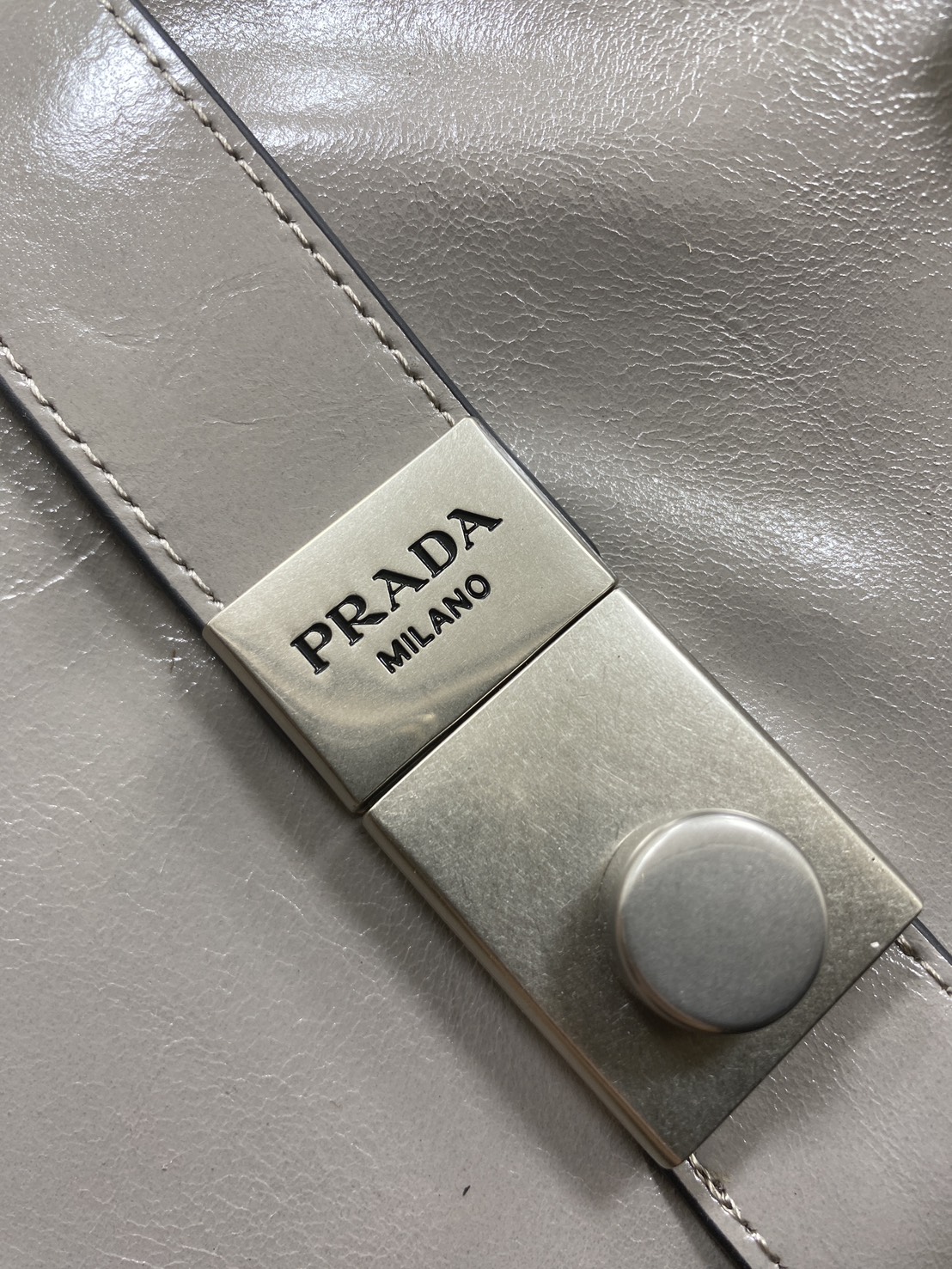 TOP ORI หนังแท้ | เกรดดีสุด PRADA Medium leather tote bag / pradahobo กระเป๋าสะพายทรงโฮโบ คลาสสิคหนังเงาสวยหรูดูแพง ใบใหญ่กำลังดี ดีไซน์ใหม่ล่าสุด ภายในโล่งกว้าง จุของได้สบายๆ
