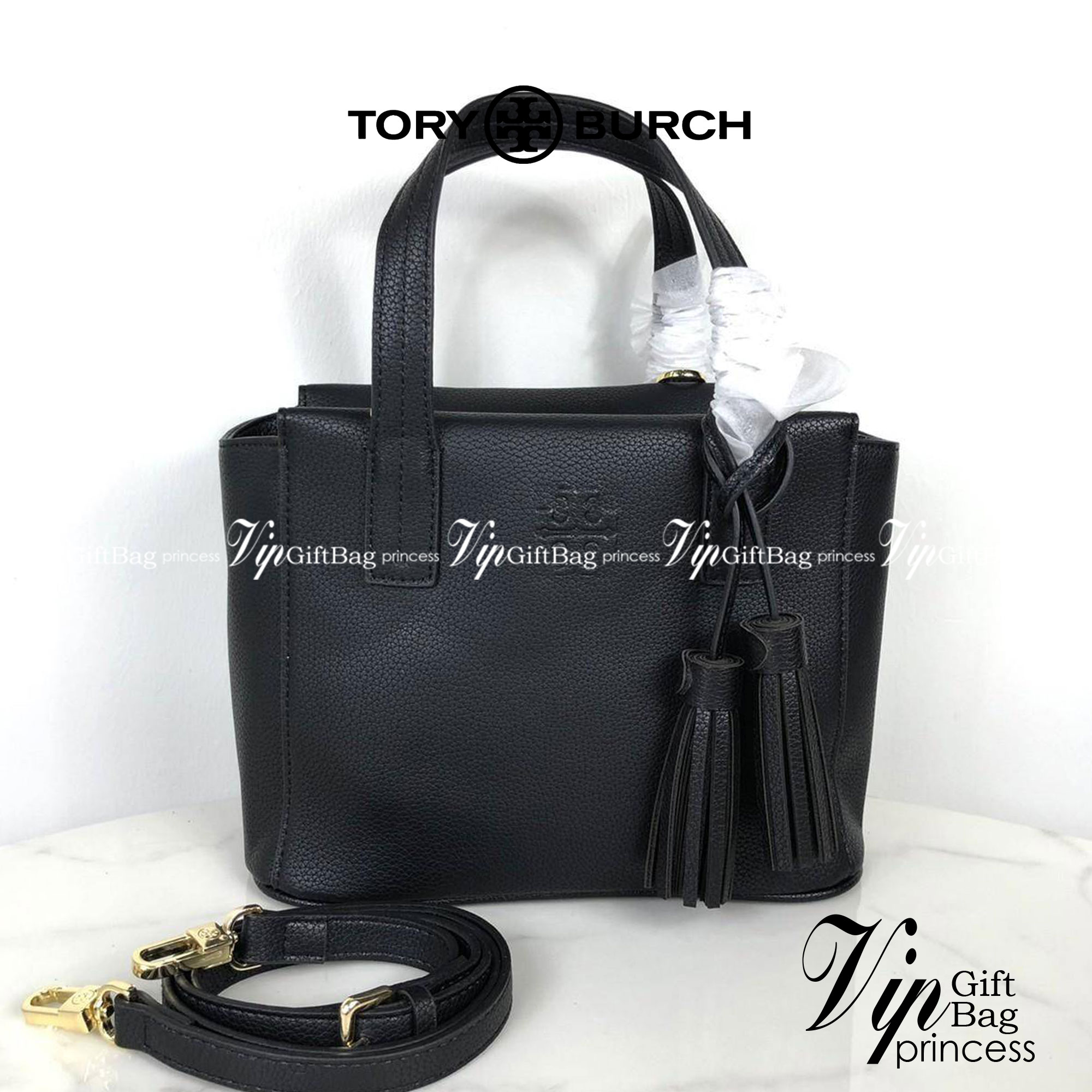 TORY BURCH Handbag / TORY BURCH shoulder bag พร้อมส่งที่ไทย กระเป๋าถือ หรือสะพาย TORY BURCH เปิด - ปิดกระเป๋าด้วยซิป ด้านในมีช่องซิป 1 ช่อง ช่องใส่ของ 1 ช่อง หูจับสูง 12 cm มาพร้อมสายสะพายยาว สามารถถอดและปรับได้ 3 ระดับค่ะ