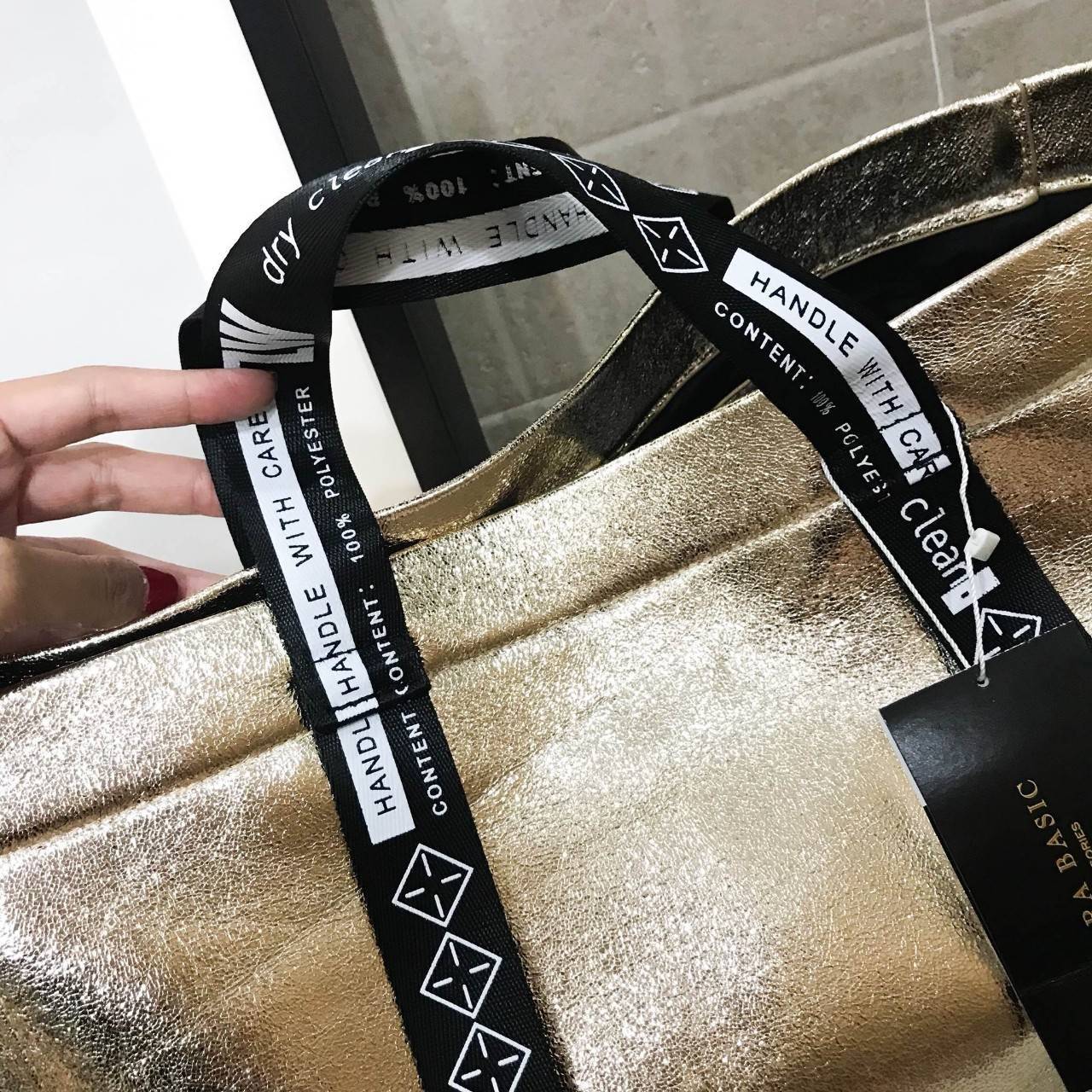 Zara shopper bag กระเป๋าสะพายสี mettalic สุดชิค จากแบรนด์ Zara ค่ะ น้ำหนักเบา สาย print สีดำลายเพิ่มดีเทล มีสายสะพายไหล่ ภายในโล่งกว้าง เปิดปิดด้วยกระดุมแม่เหล็ก ใบนี้จะใช้ไปเรียน ไปทำงานหรือไปเที่ยวก็เหมาะค่ะ