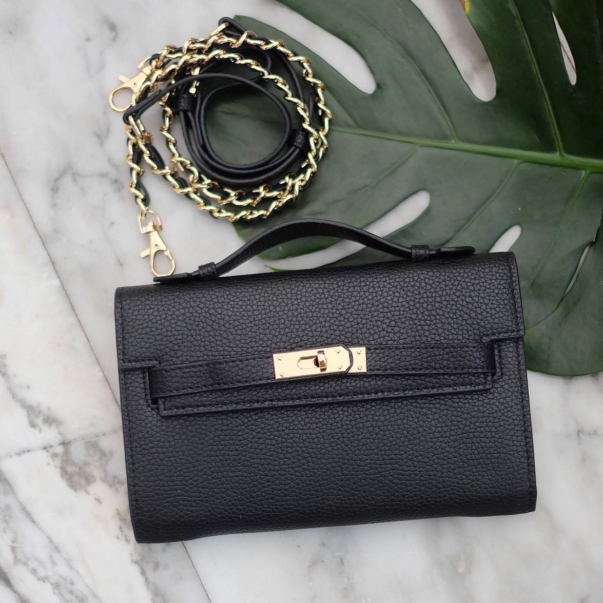 KEEP • Ellis • กระเป๋า คลัช ถือ //สะพาย ขนาด กะลังดี ทรงสวย แค่ใบเดียวจบ! หนังคุณภาพเยี่ยม ภายใน จุของคุ้ม ใส่บัตร ใส่มือถือได้ทุกรุ่น ใบนี้ จะแต่งกับ Look ไหนก้อเข้ากันได้ดีแน่นอนค๊า Don't miss!! หนังลายสวยมาก นิ่มมือ ภายในใส่ของจุกจิก 2 ด้านเลย สาม